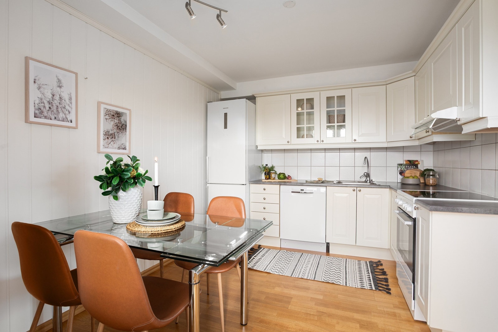 Kjøkken med god plass til spisebord Galleribilde