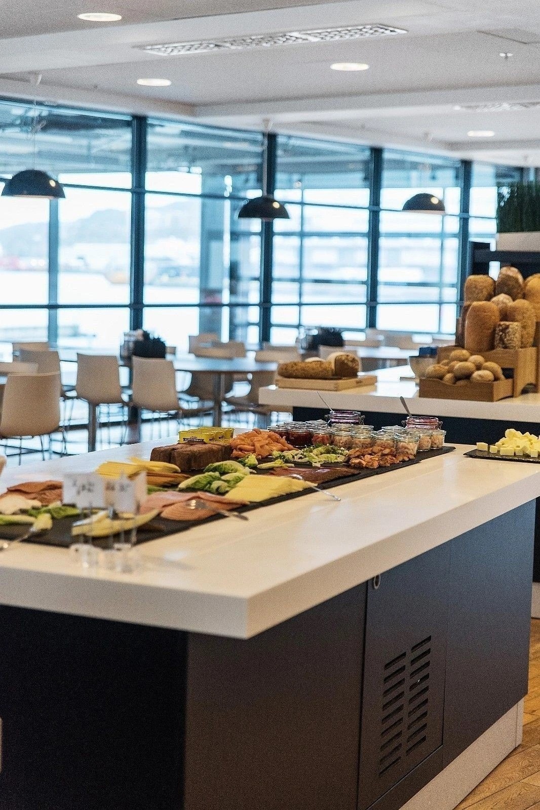 I personalrestauranten serveres både kald og varm mat, her finnes det noe for alle Galleribilde