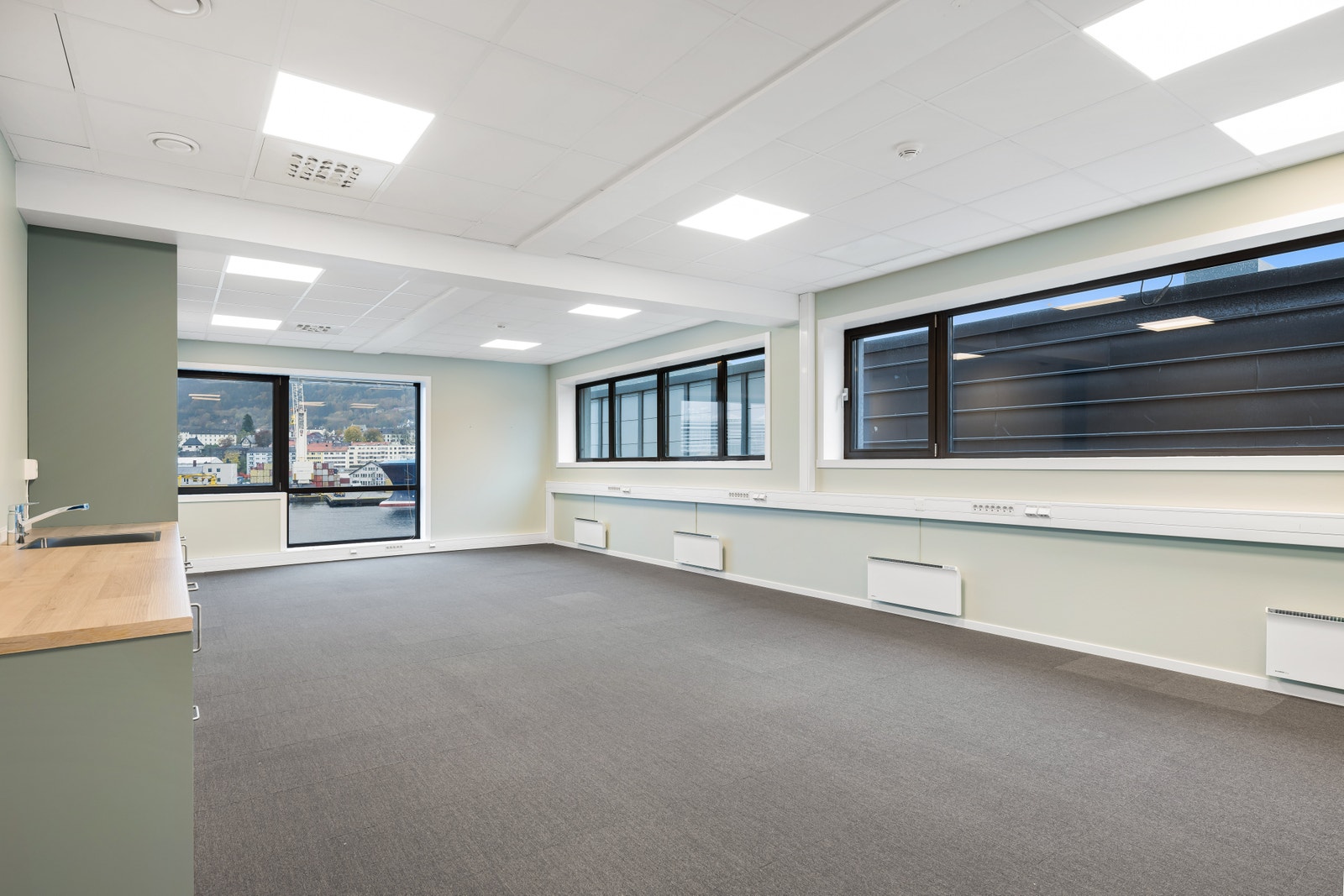 Og et større åpent område, perfekt for et åpent kontorlandskap Galleribilde