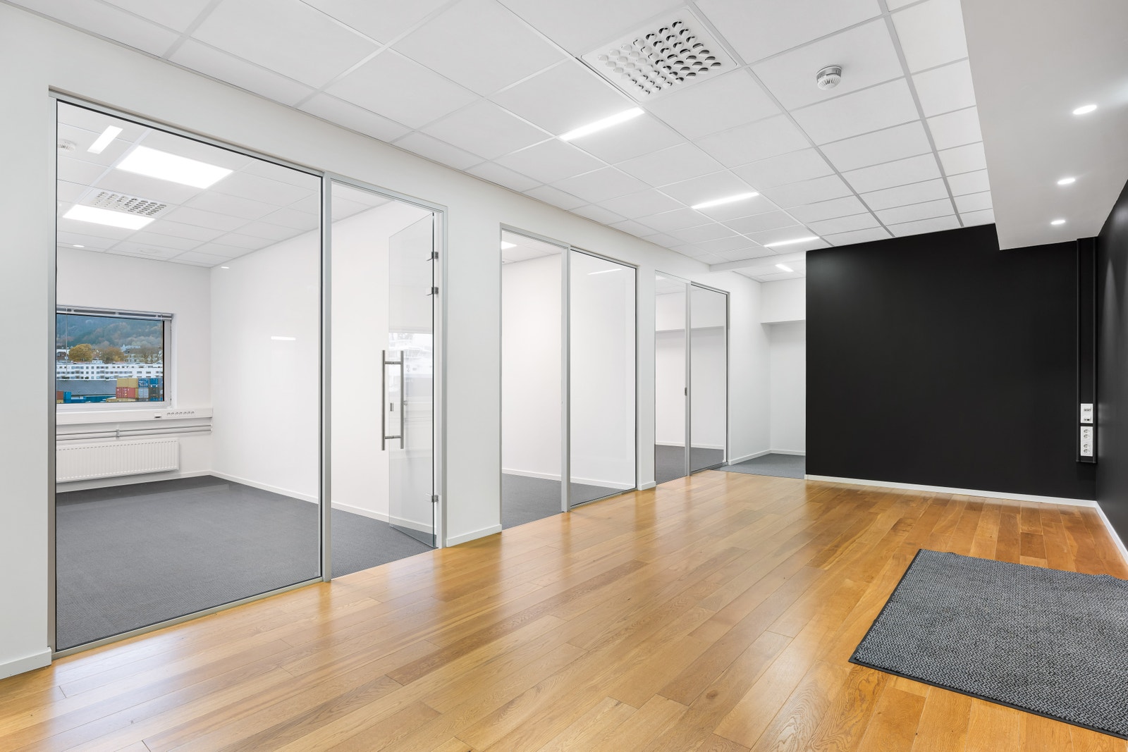 Moderne cellekontor med glass Galleribilde