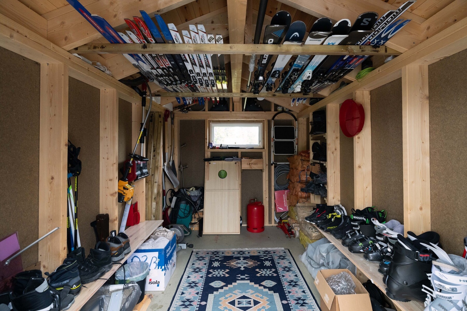 Uthuset har plass til både utstyr, ved og annet. Galleribilde