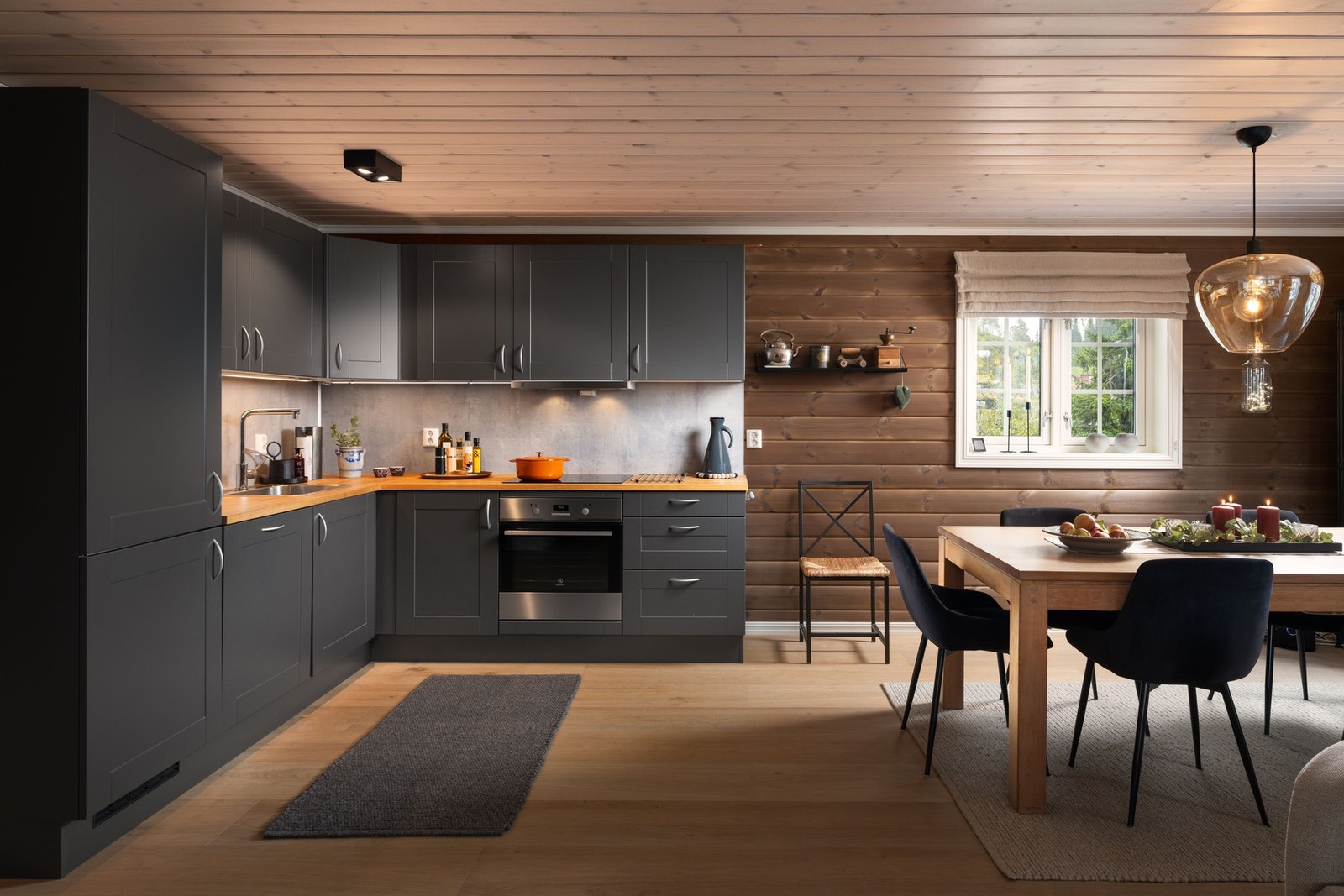 Kjøkkenet har en stilren innredning med profilerte fronter, benkeplate i tre og integrerte hvitevarer. Galleribilde