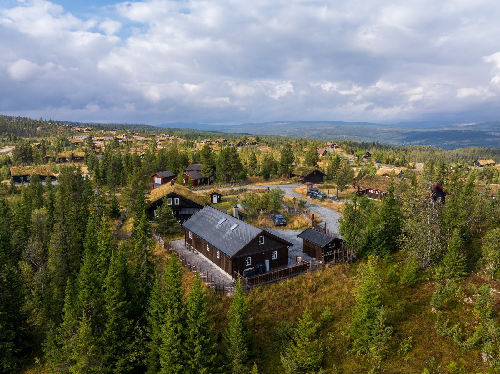 Eiendommen ligger i hyttefeltet Trollset, like ved Nystølen i Nesfjellet, ca. 900 moh. Galleribilde