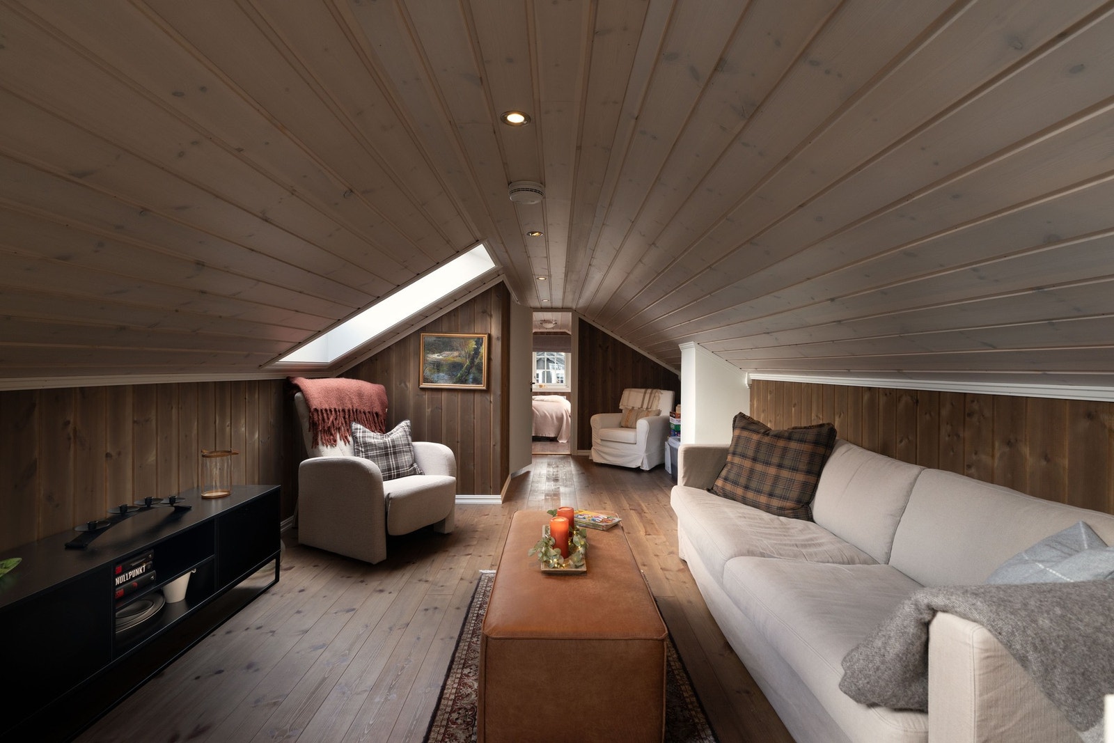 Loftsetasjen har stue, 2 soverom og wc. Galleribilde