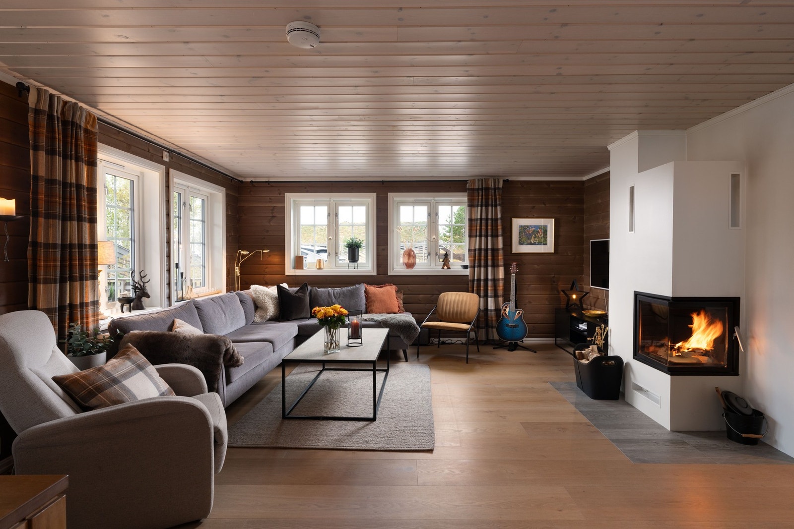 Her er det god plass til sofagruppe foran den flotte peisen. Galleribilde