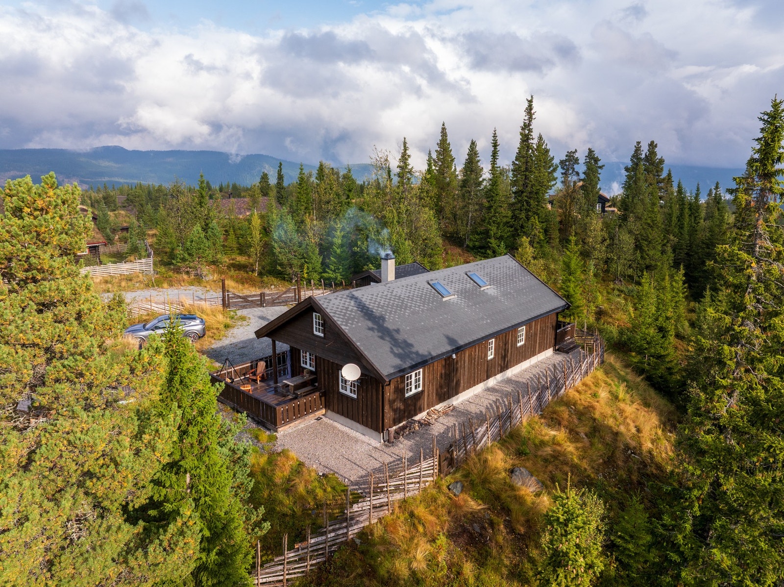 En moderne og innholdsrik fritidsbolig oppført i 2020 med gjennomtenkt planløsning og god standard. Galleribilde