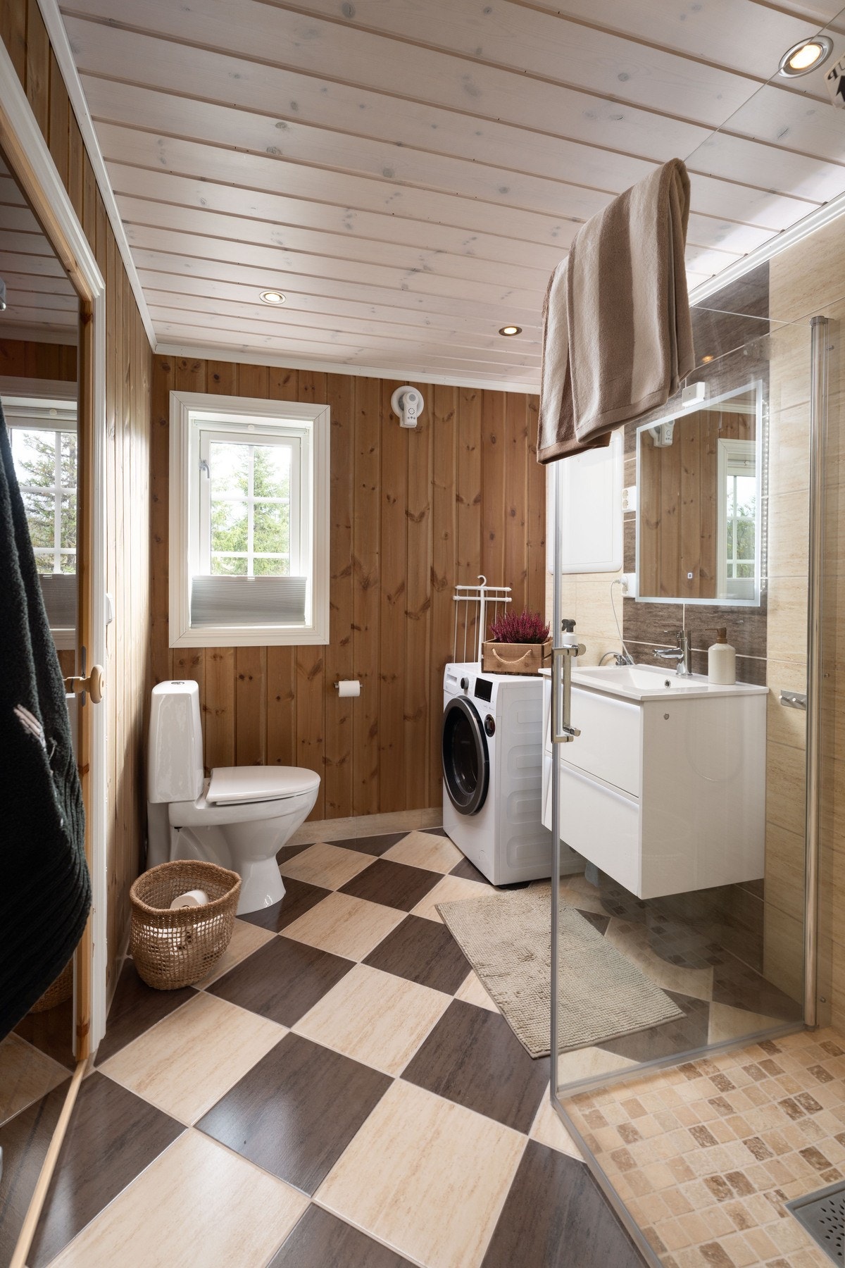 Det ene badet har adkomst til badstuen, samt opplegg for vaskemaskin. Galleribilde