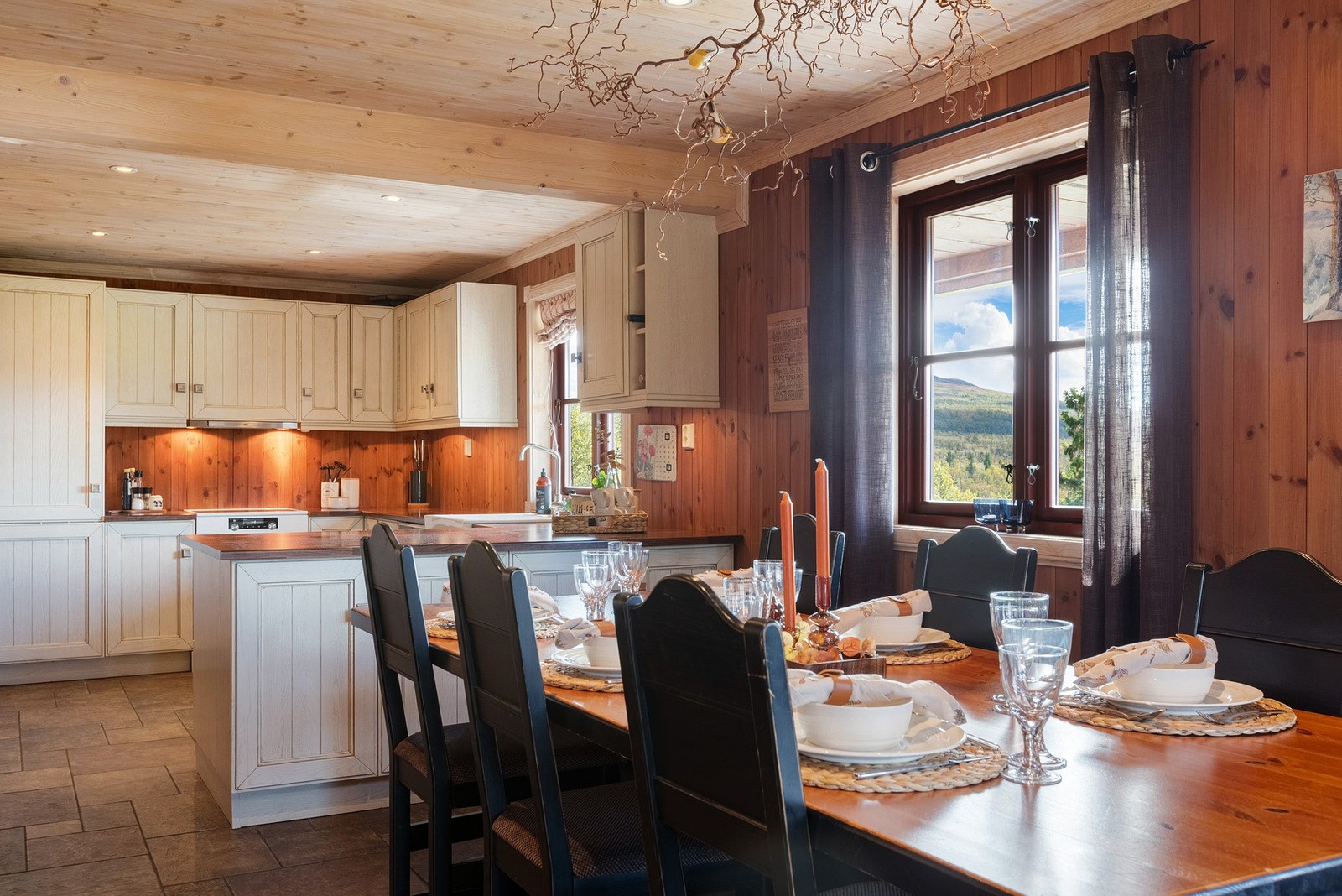 God plass til spisegruppe i tilknytning kjøkken. Sosial og åpen løsning. Galleribilde