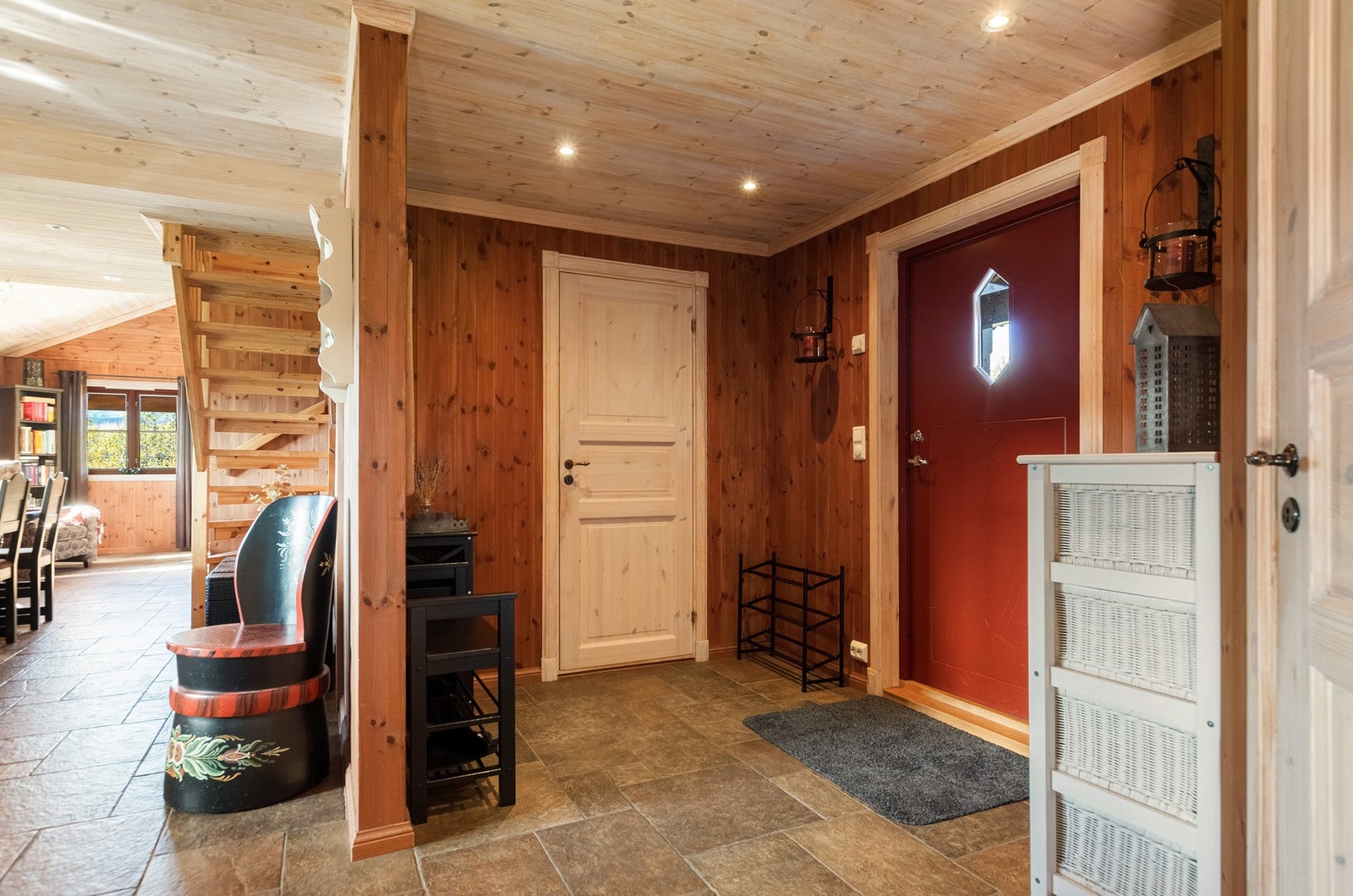 Gang med god plass til å henge fra seg yttertøy. Galleribilde