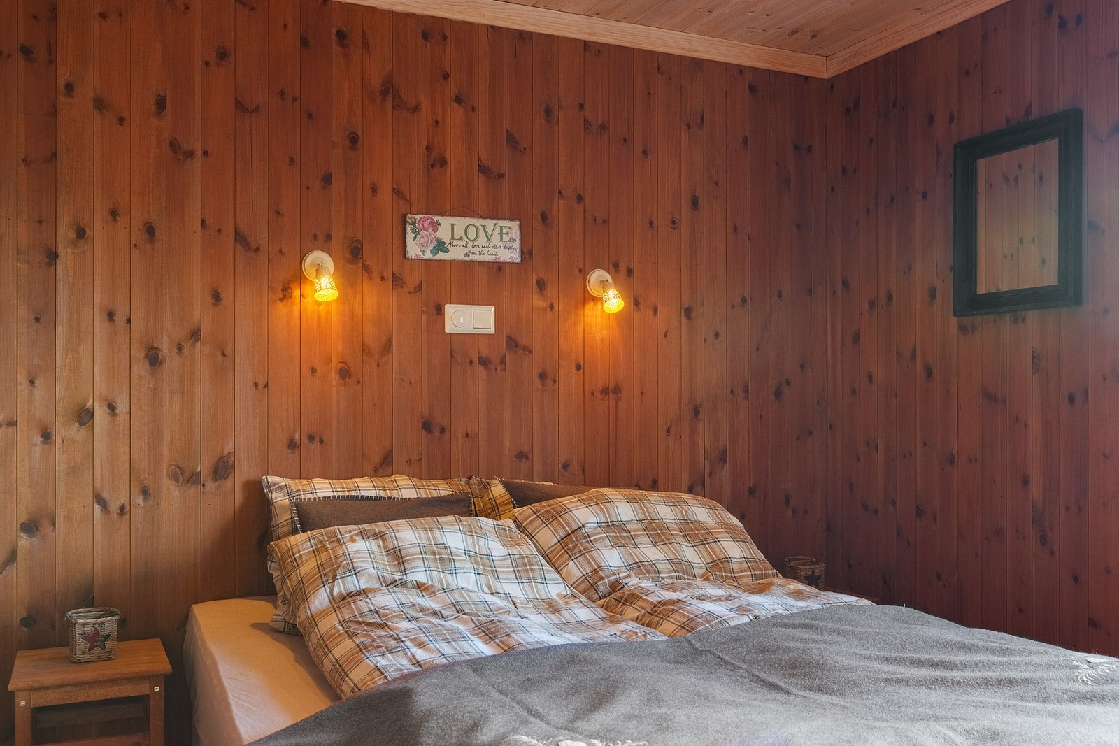 Soverom innredet med dobbeltseng. Galleribilde