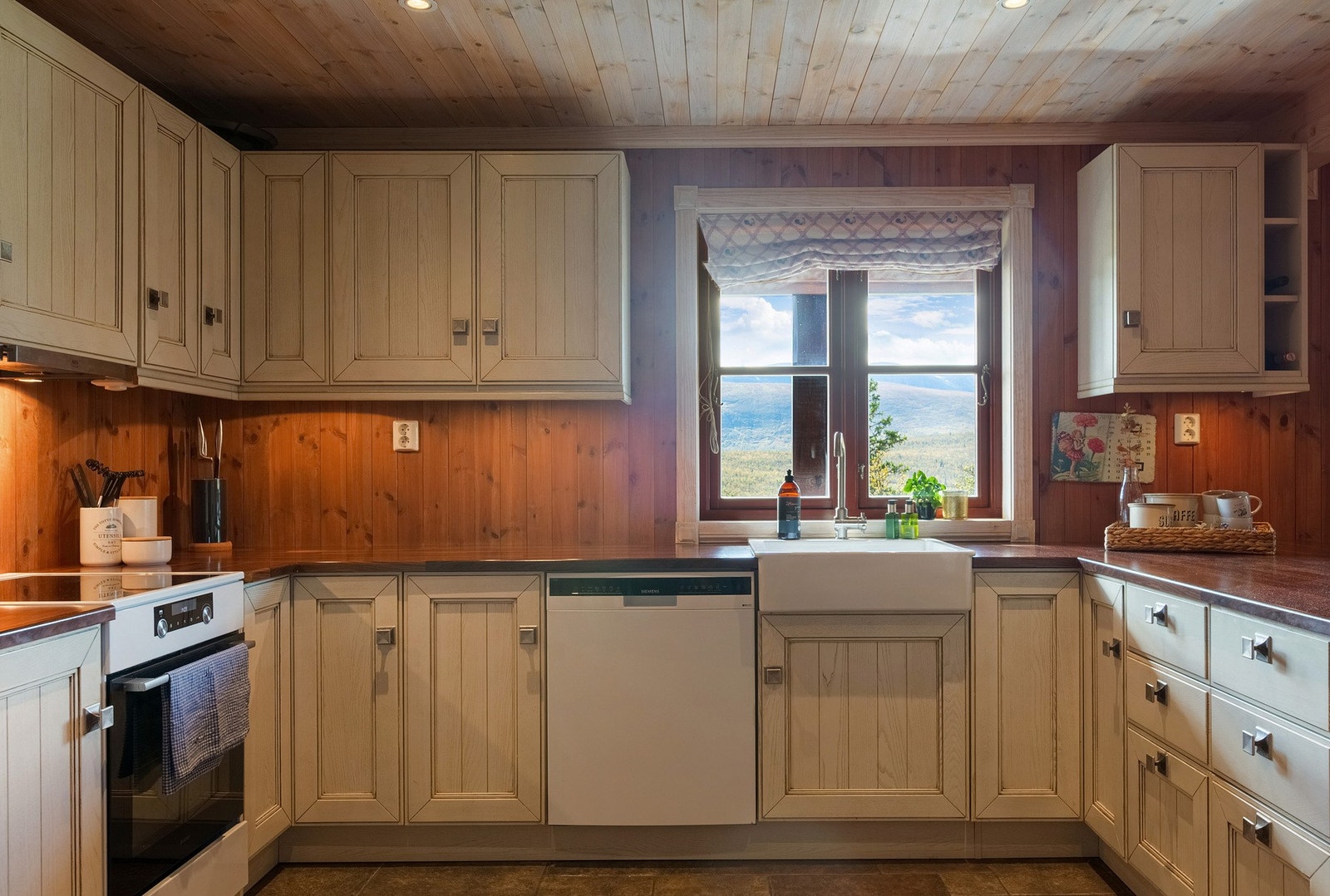 Kjøkken med godt med skap- og benkeplass. Galleribilde