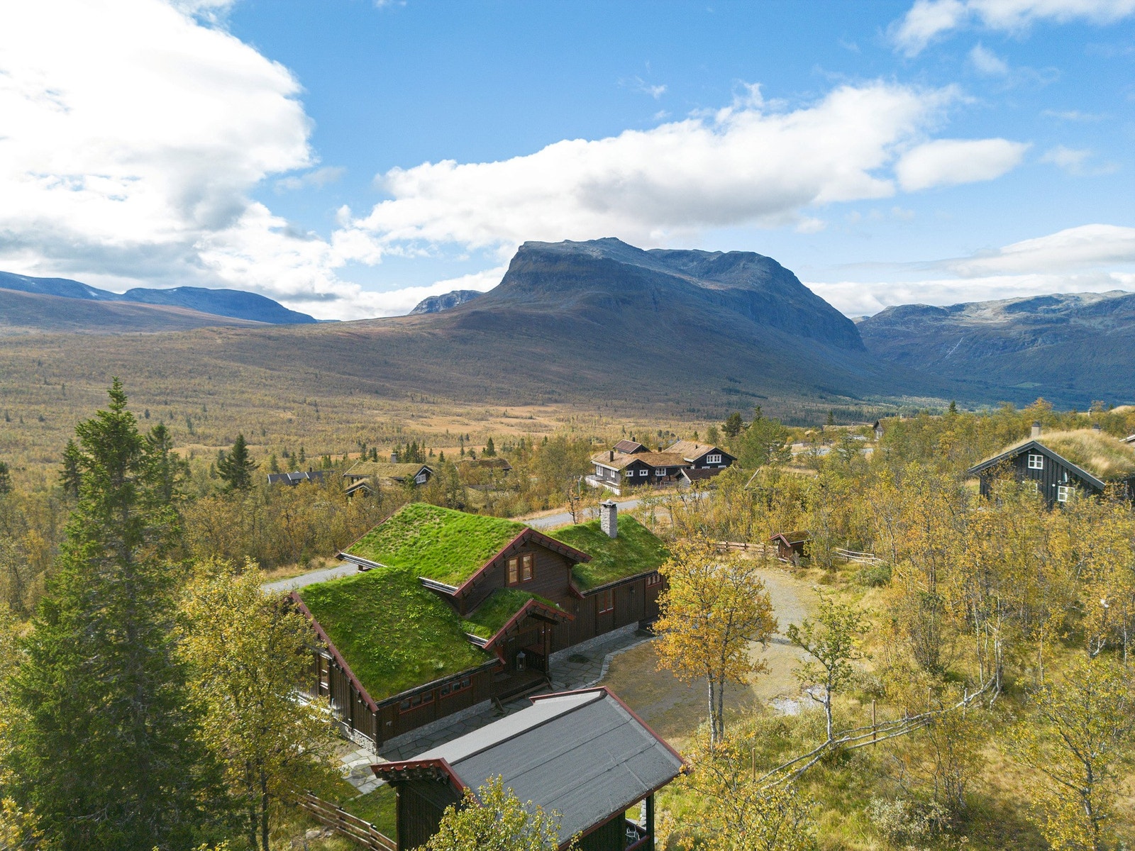 Drømmer du om å eie din egen hytte med majestetisk beliggenhet midt blant mektige fjell? Velkommen til den flotte eiendommen, en perle beliggende på Grindafjell i vakre Vang kommune. Galleribilde
