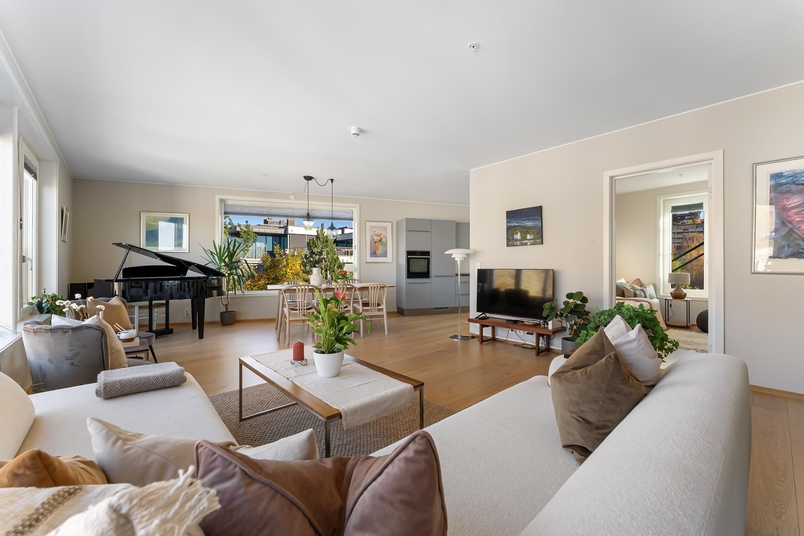 God plass i stuen med muligheter for å innrede flere soner. Galleribilde