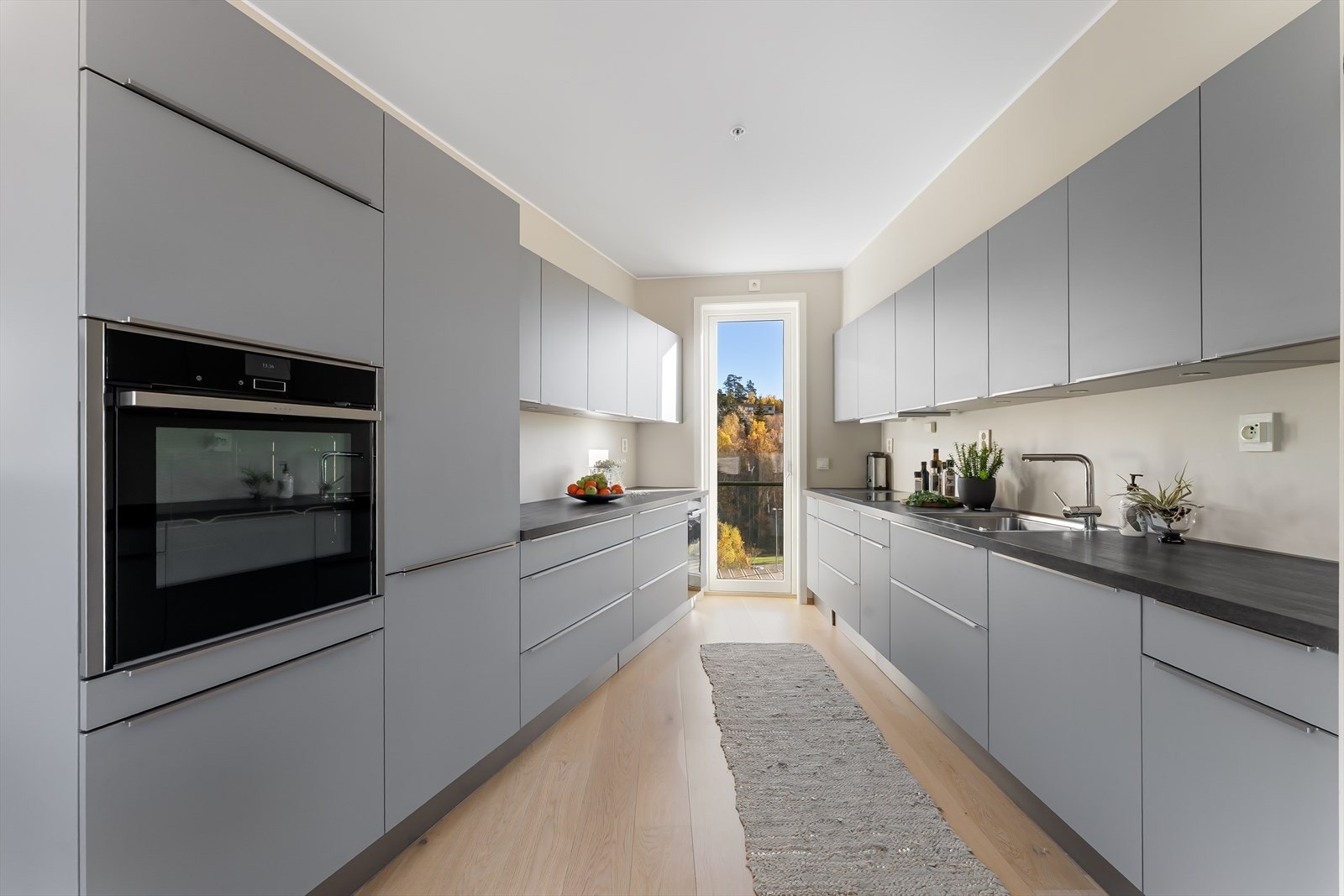 Godt med skap -og benkeplass. Galleribilde