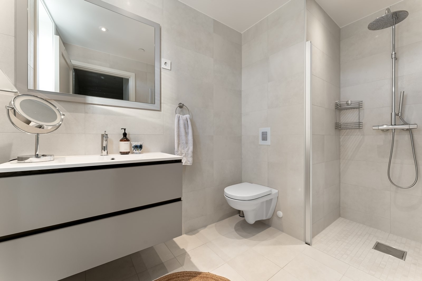 Moderne bad med tidløse fliser. Galleribilde