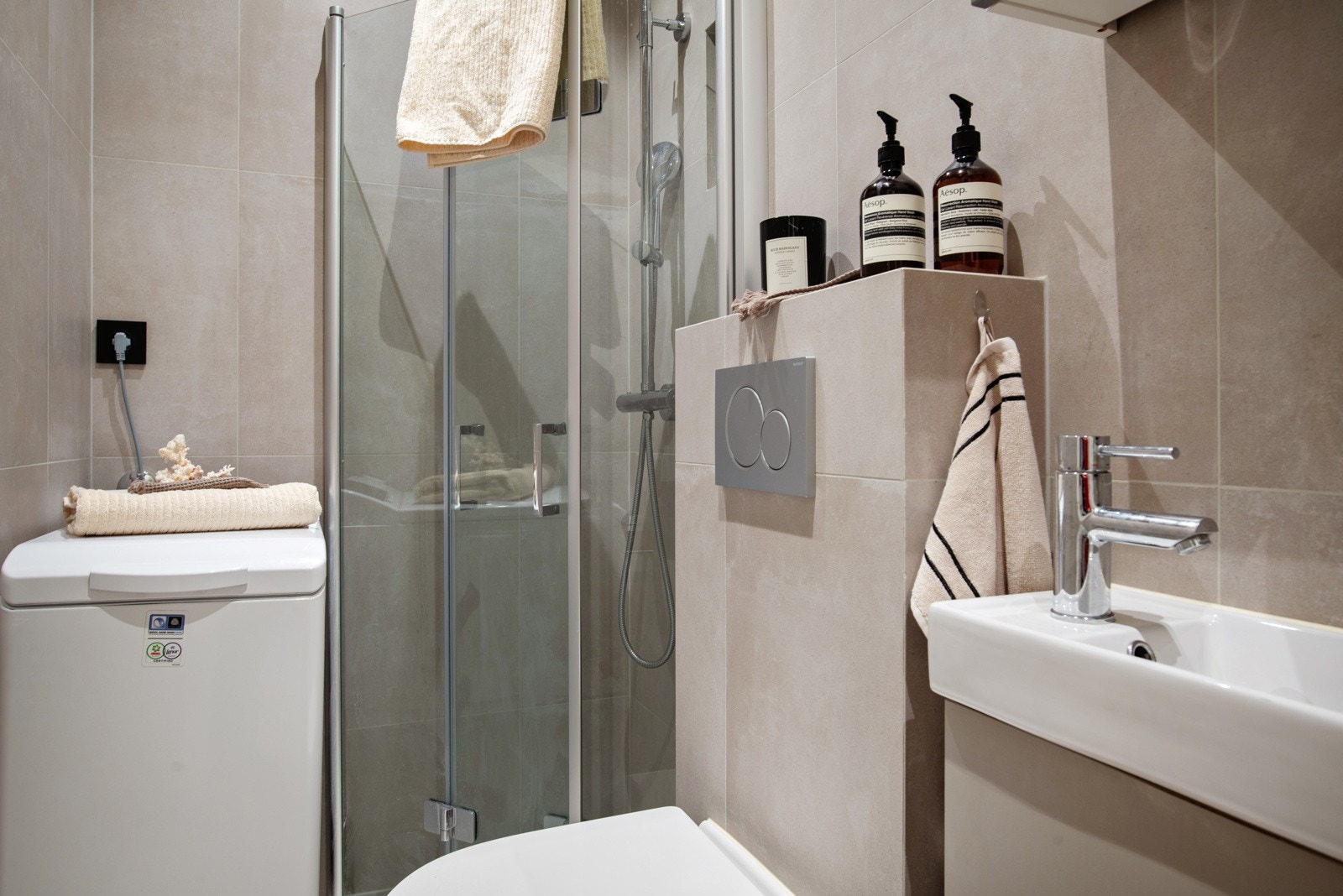 Det er varmekabler i gulvet og baderomsinnredningen består av vegghengt servantskap med nedfelt servant og speilskap over servanten. Galleribilde