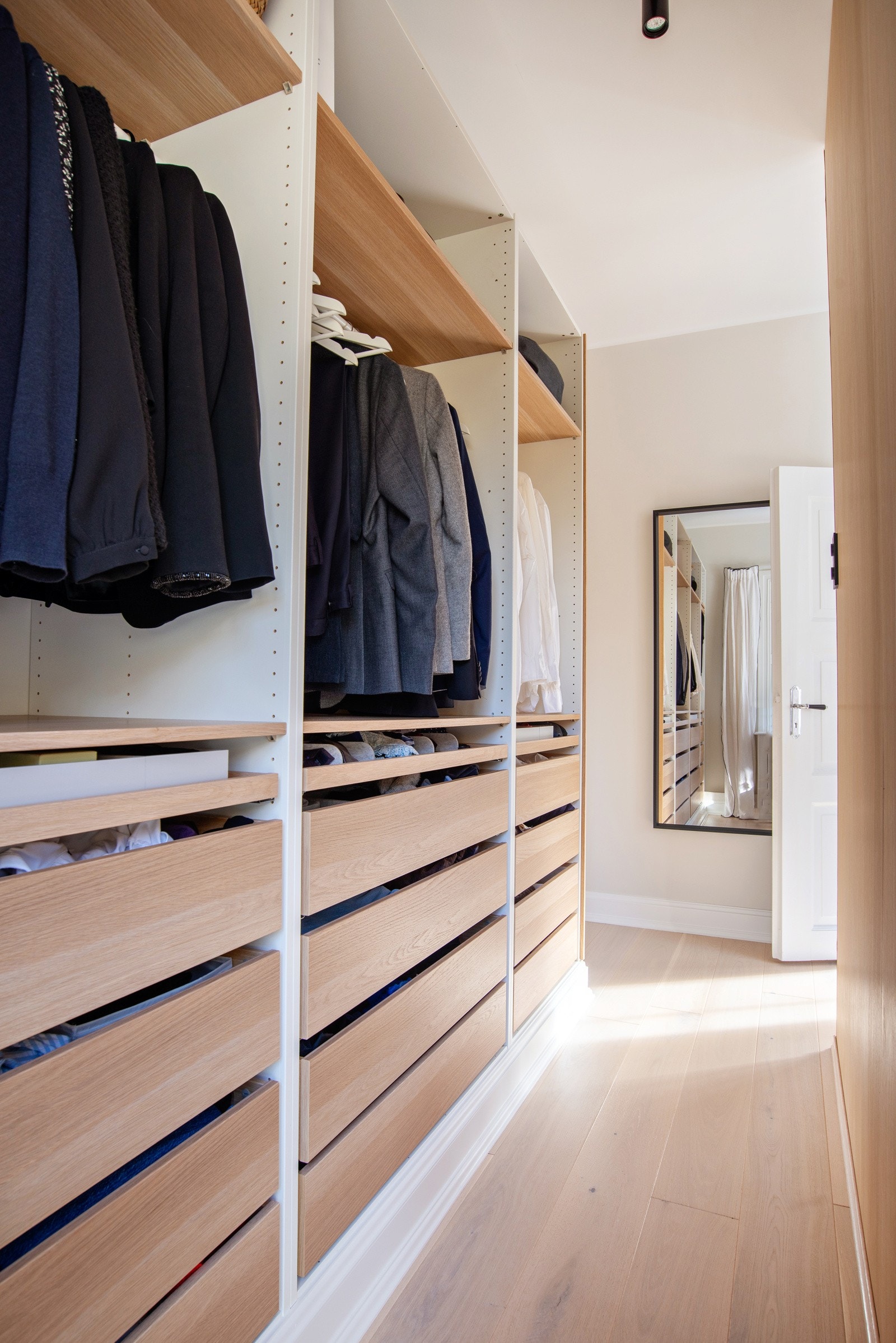 Garderomerommet har masse oppbevaringsmuligheter. Galleribilde