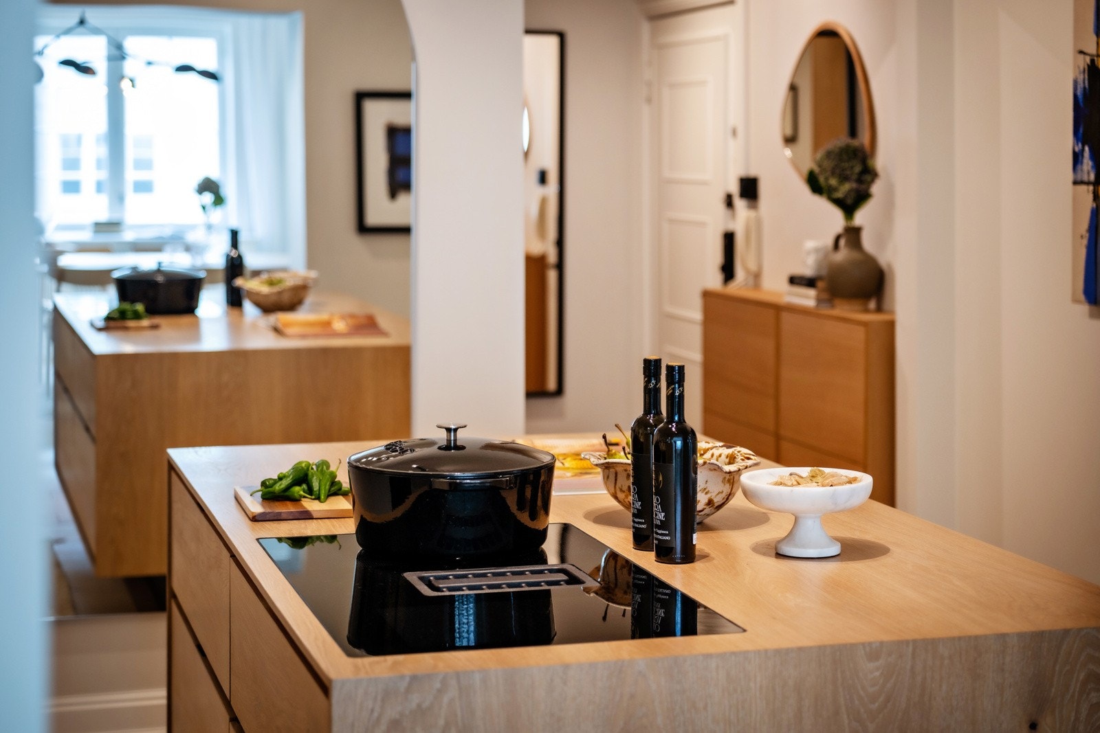 Innredningen består blant annet av kjøkkenøy i heltre eik fra møbelsnekkeriet A-form med integrert koketopp og vifte. Galleribilde