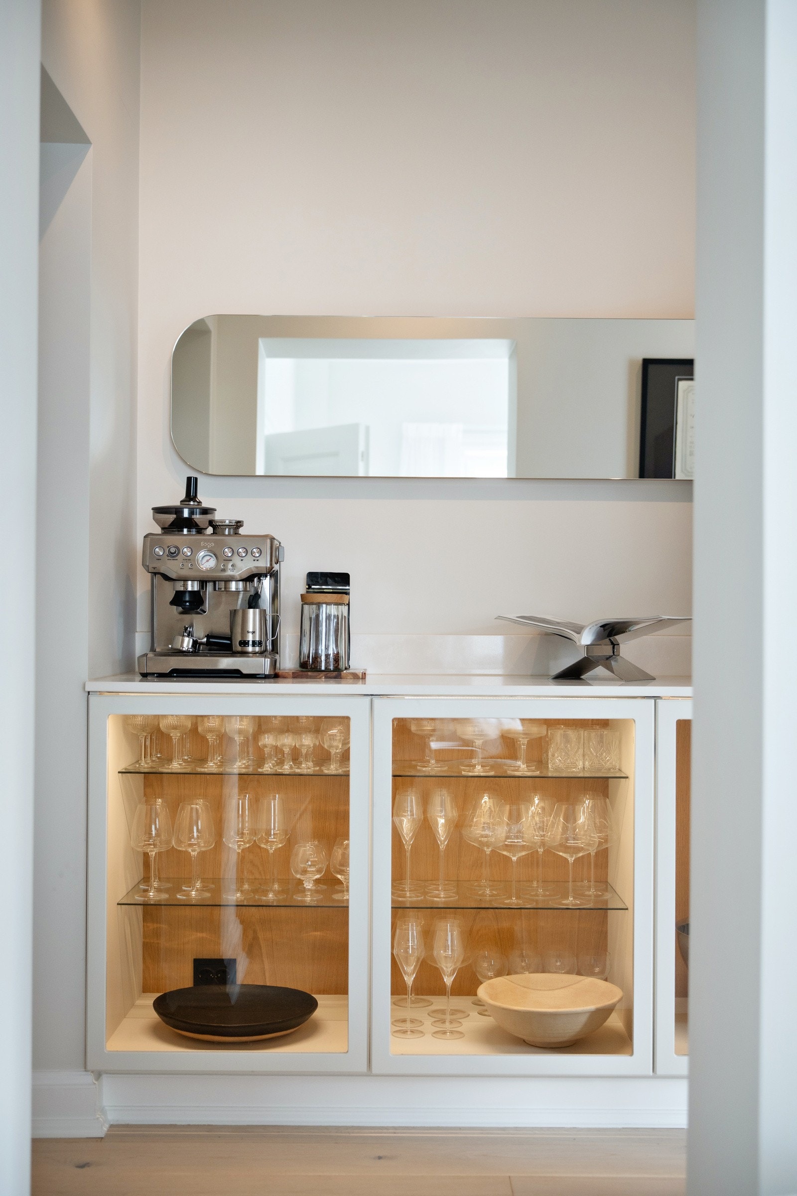 I gangen mellom kjøkkenet og gjesterommet er det plassbygde hyller og montert vinskap. Det er etablert stikkontakt bak kaffemaskinen. Galleribilde