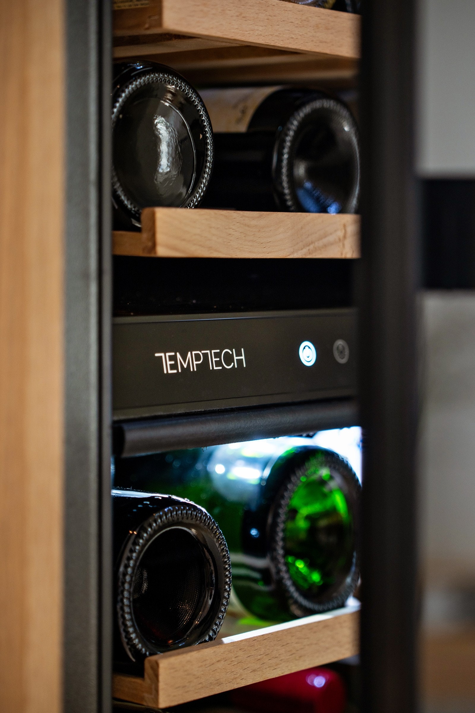 Vinskapet fra Temptech rommer 75 vinflasker. Galleribilde