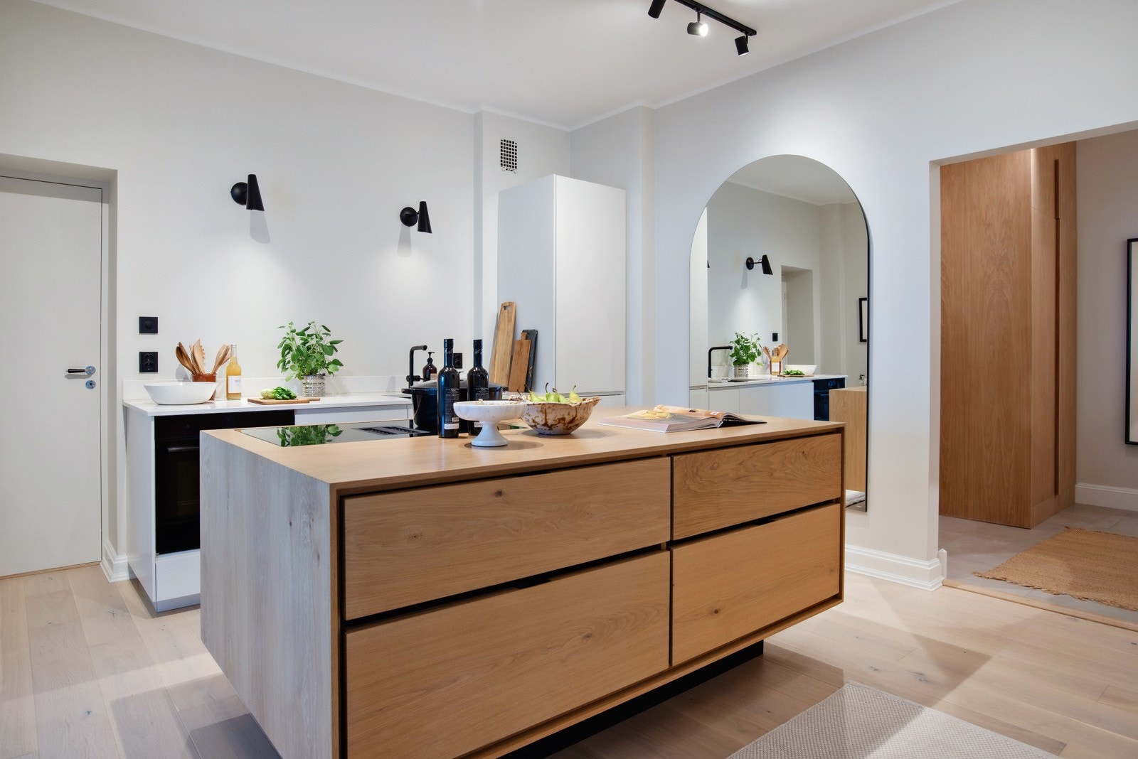 Her er det god benkeplass og praktiske oppbevaringsmuligheter i skap. Galleribilde