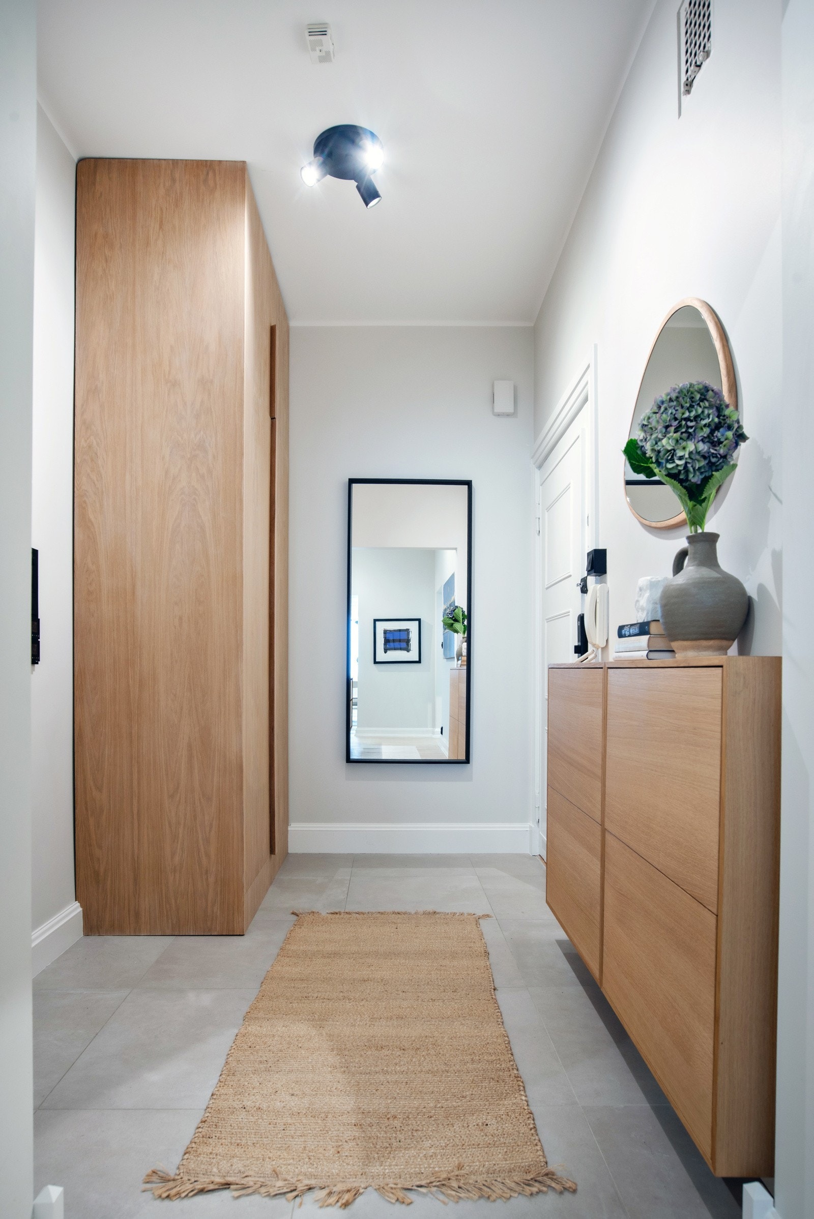 Hyggelig flislagt entré med gulvvarme, som er romslig og gir et godt førsteinntrykk samt fungerer som det naturlige knutepunktet i leiligheten. Galleribilde