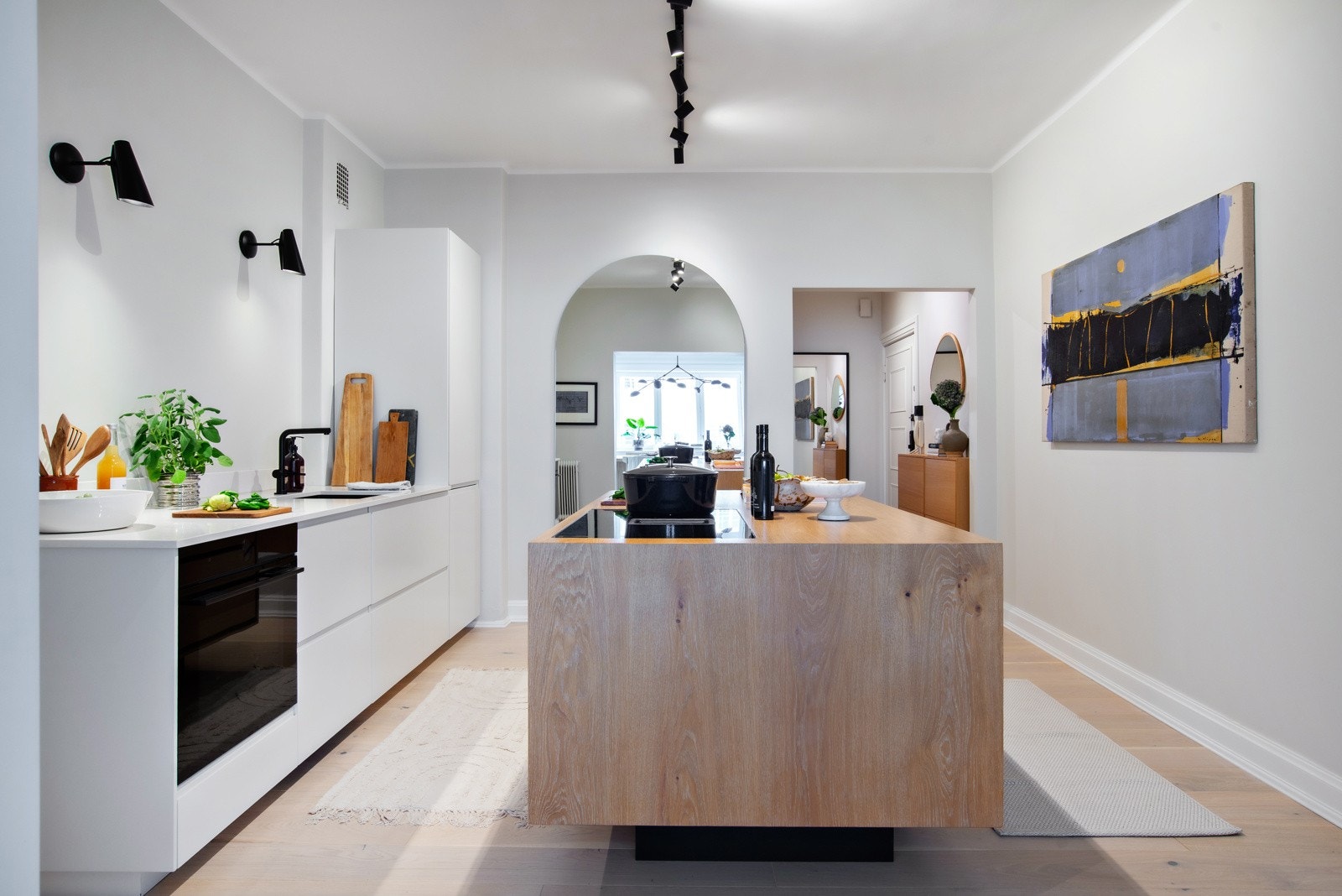 Benkeplatene er i kvarts og eikefiner, med underlimt oppvaskkum som gir et elegant og helhetlig uttrykk. Galleribilde