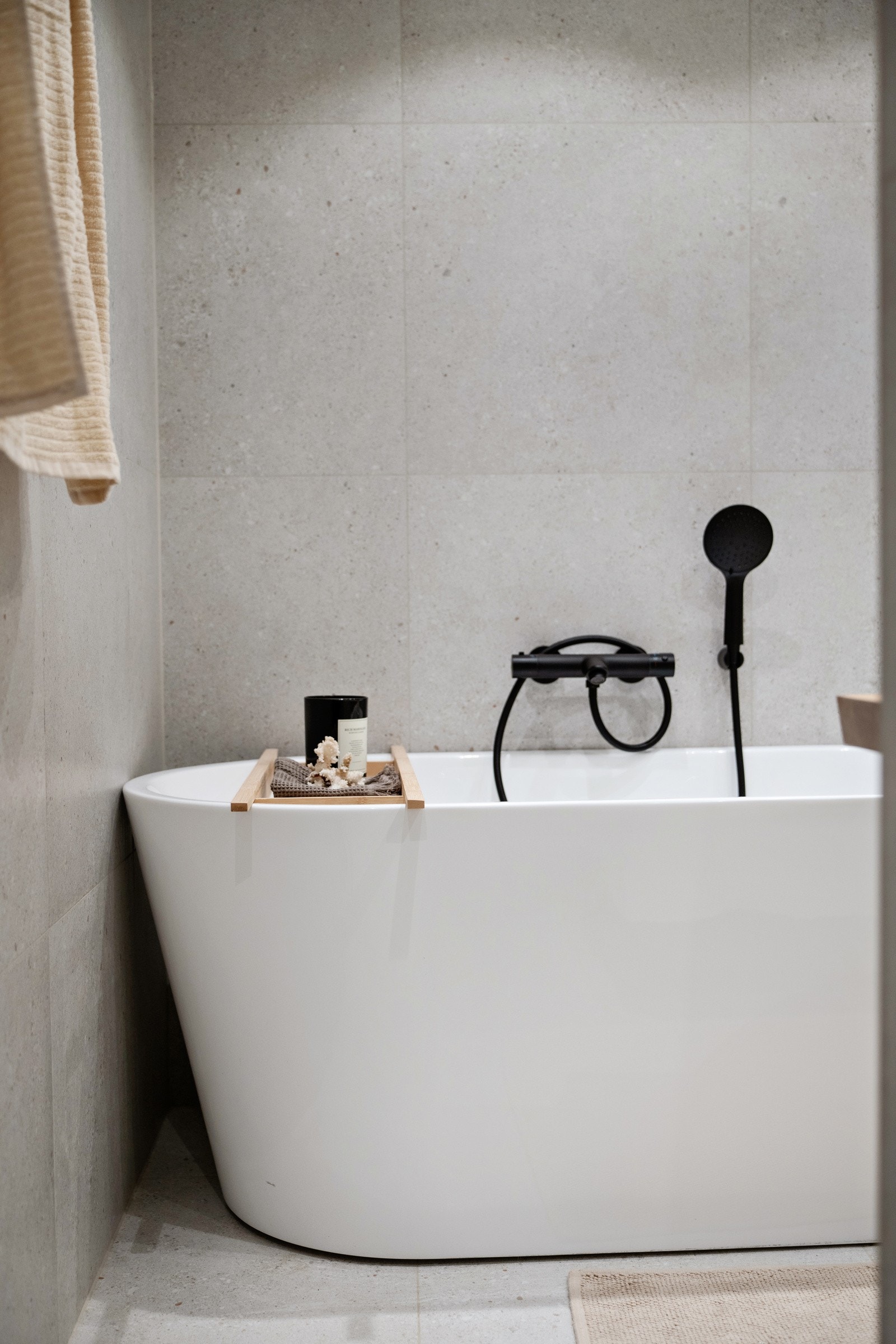 Videre er det vegghengt toalett med innebygd sisterne og dusjnisje og dobbeltarmatur med både regnfallsdusj og hånddusj Galleribilde