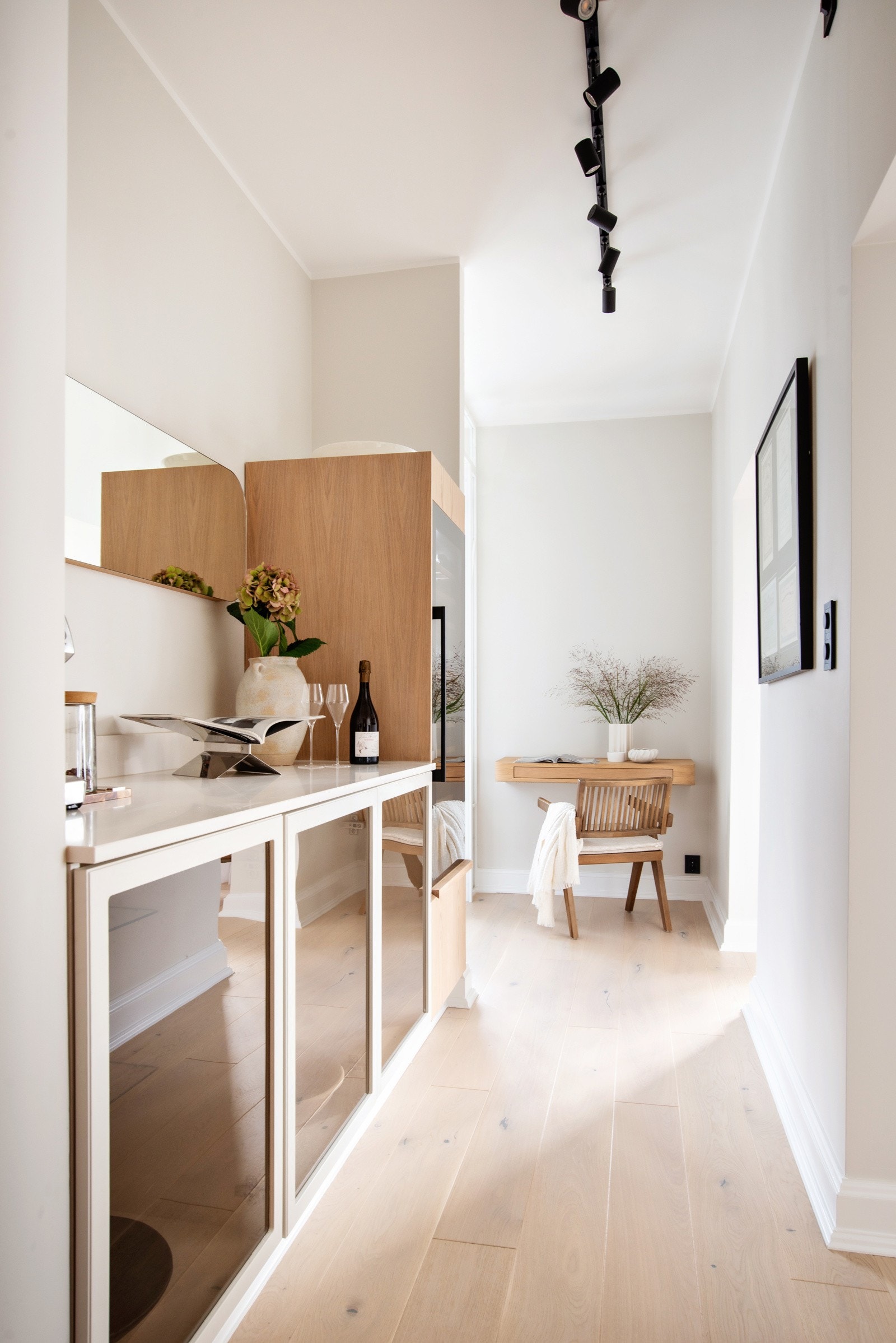 Fra kjøkkenet er det etablert en gang med vinskap og lagringsplass. Gangen leder til en kontorplass og deretter gjesterommet. Galleribilde