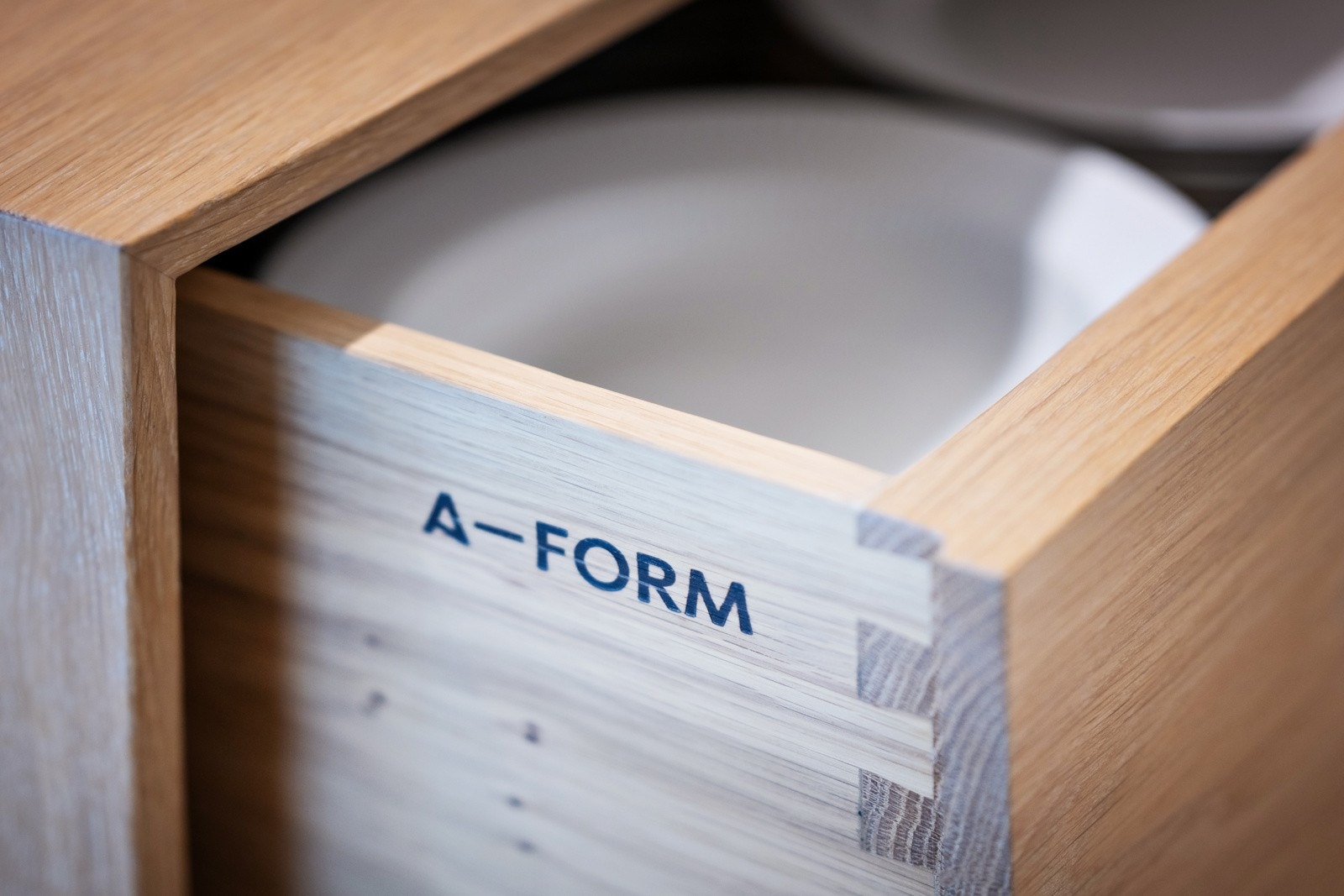 Kjøkkenøyen fra A-form gir ekstra arbeidsflate og fungerer som et naturlig samlingspunkt i rommet med plass til både sosialt samvær og måltider. Galleribilde