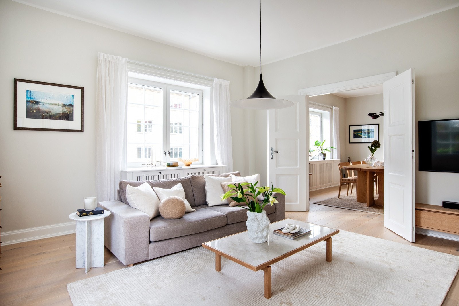 Leiligheten har to stuer som begge er av god størrelse, hvor den ene benyttes tsom tv-stue og andre som spisestue. Galleribilde