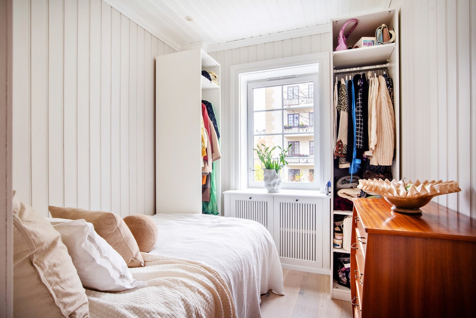 Soverom i hybeldelen, med klesoppbevaring. Galleribilde