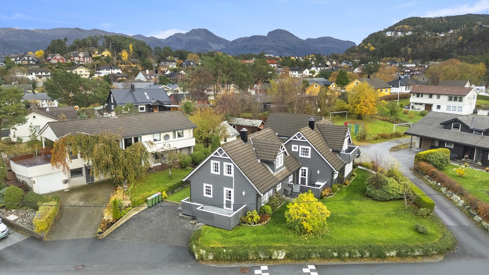 Stor og kjekk leikeplass rett ved siden av bustaden Galleribilde