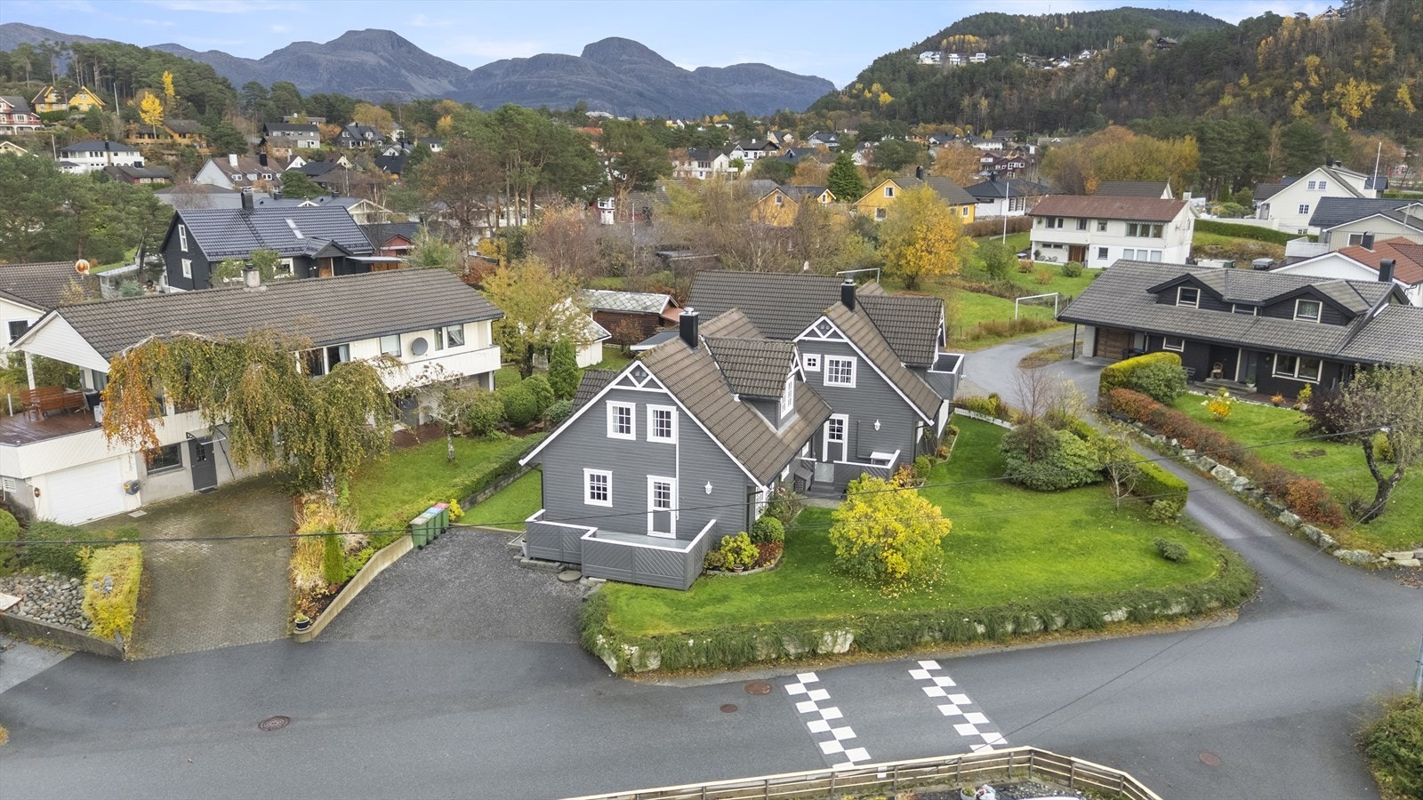 Lettstelt og fin opparbeida hage (det går felles robotklipper på plen i dag) Galleribilde