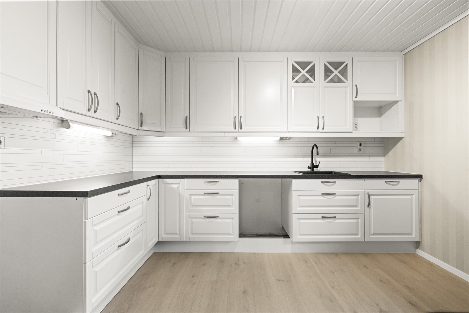 Stort kjøkken frå 2018,m her er det mykje skap og benkeplass Galleribilde