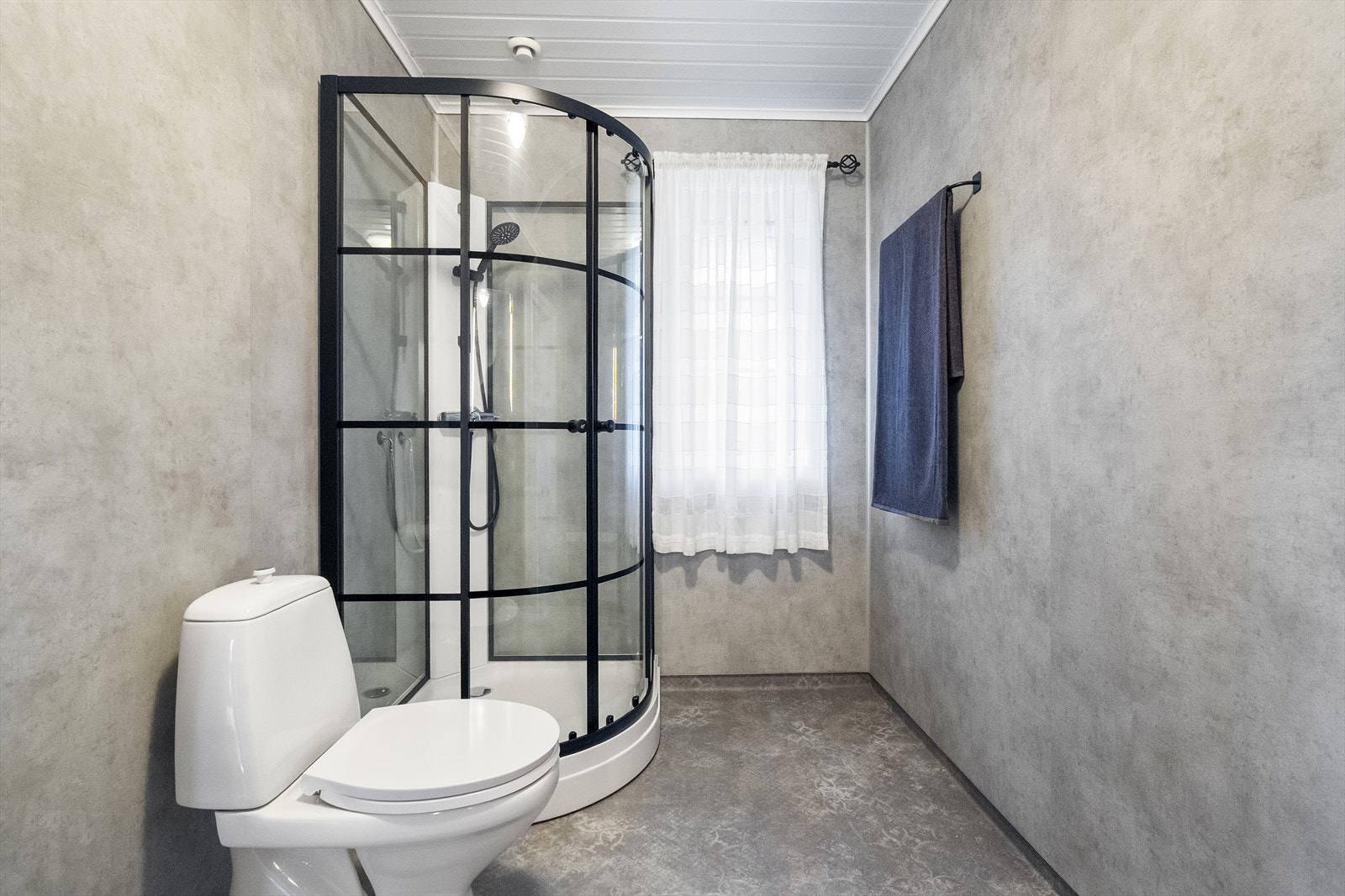 Oppgradert våtroms med nytt våtromsbelegg, baderomsplater og nytt dusjkabinett i 2025 Galleribilde