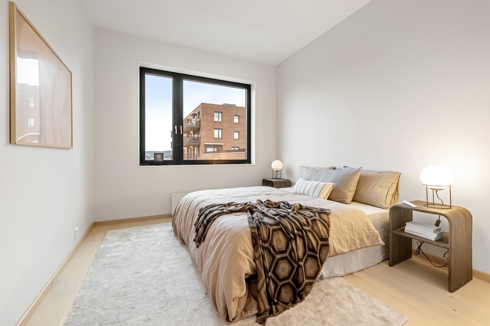 Romslig hovesoverom med plass til dobbeltseng og nattbord. Galleribilde