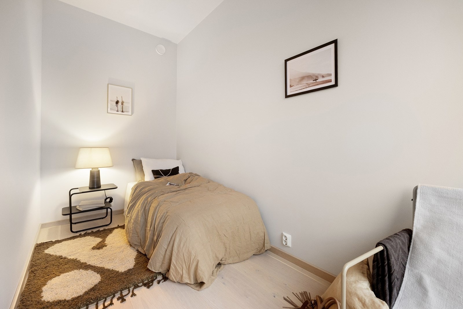 Soverom to med plass til seng og nattbord. Galleribilde