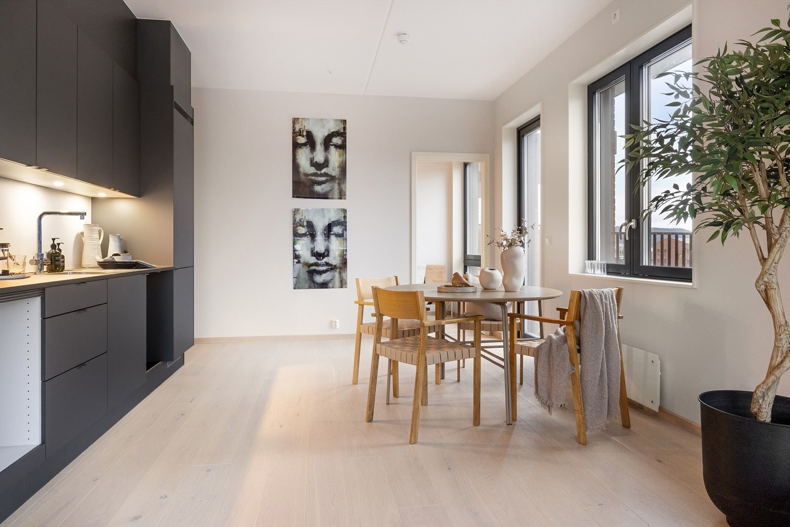 Gode møbleringsmuligheter med rom for blant annet et større spisebord for hyggelig sammenkomster. Galleribilde