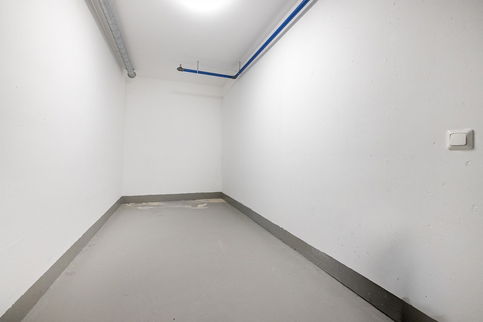 Stor bod på ca. 10 kvm bod er medfølger. T228 like ved heisen. Etg. U2. Galleribilde