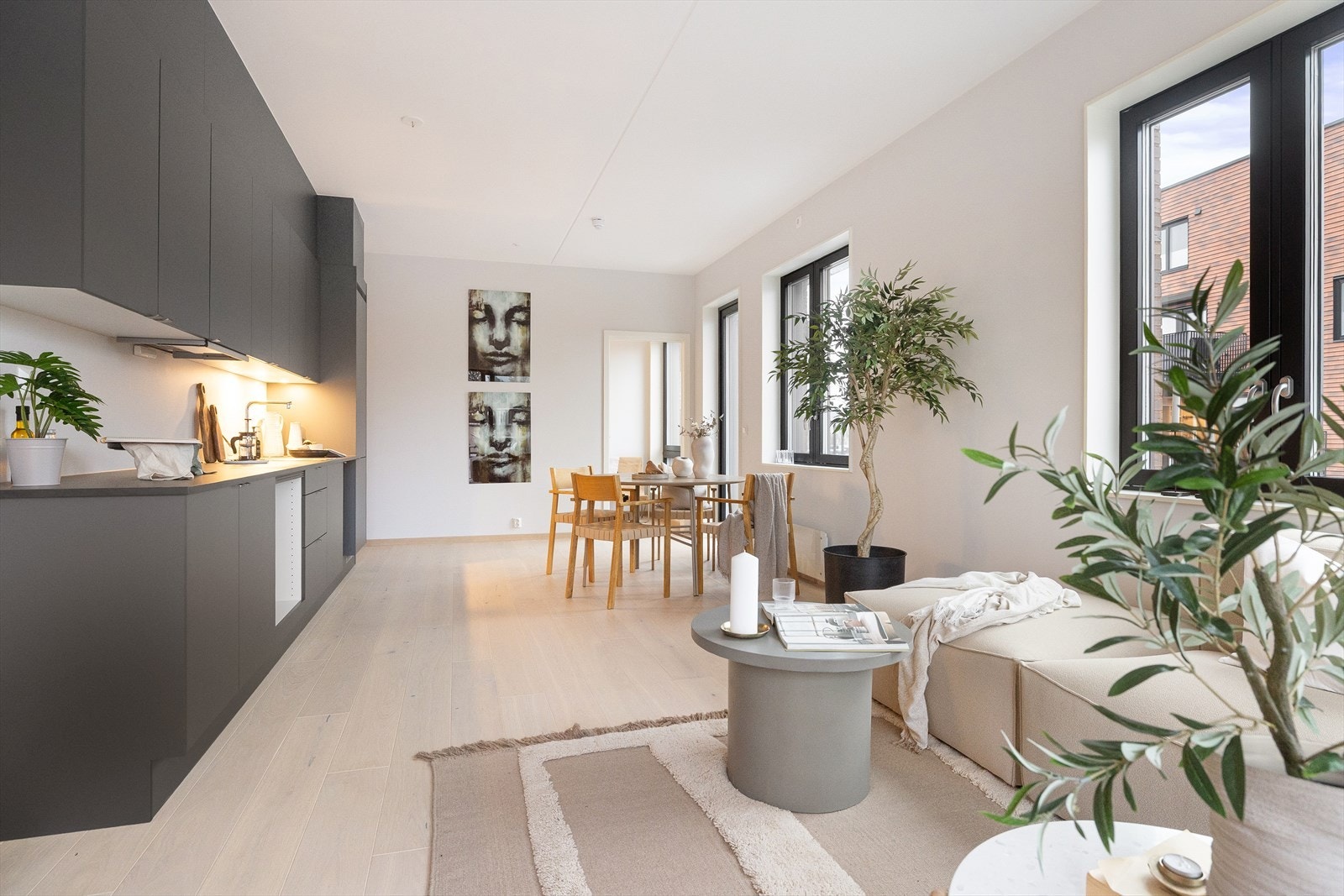 Stuen oppleves luftig med en takhøyde på ca. 2,77 meter, store vinduer i flere retninger, samt lyse overflater. Galleribilde