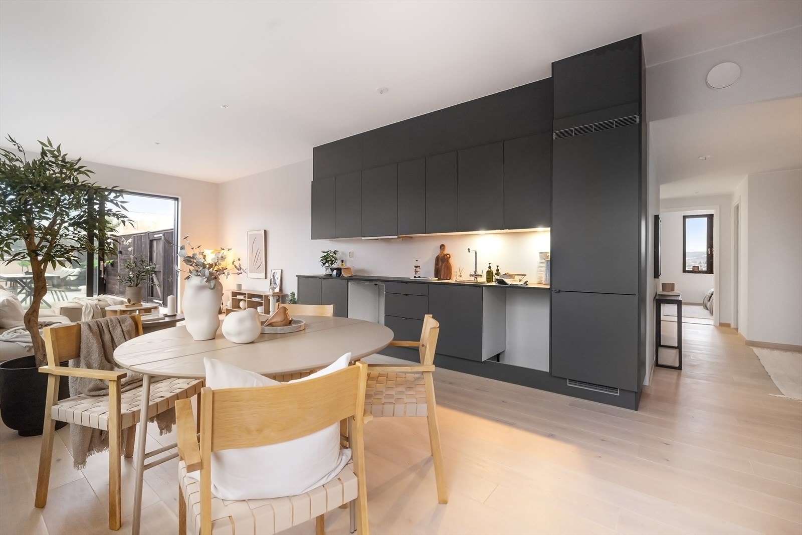 Kjøkkenet har mørke fronter og ellers godt med både skap- og benkeplass. Galleribilde