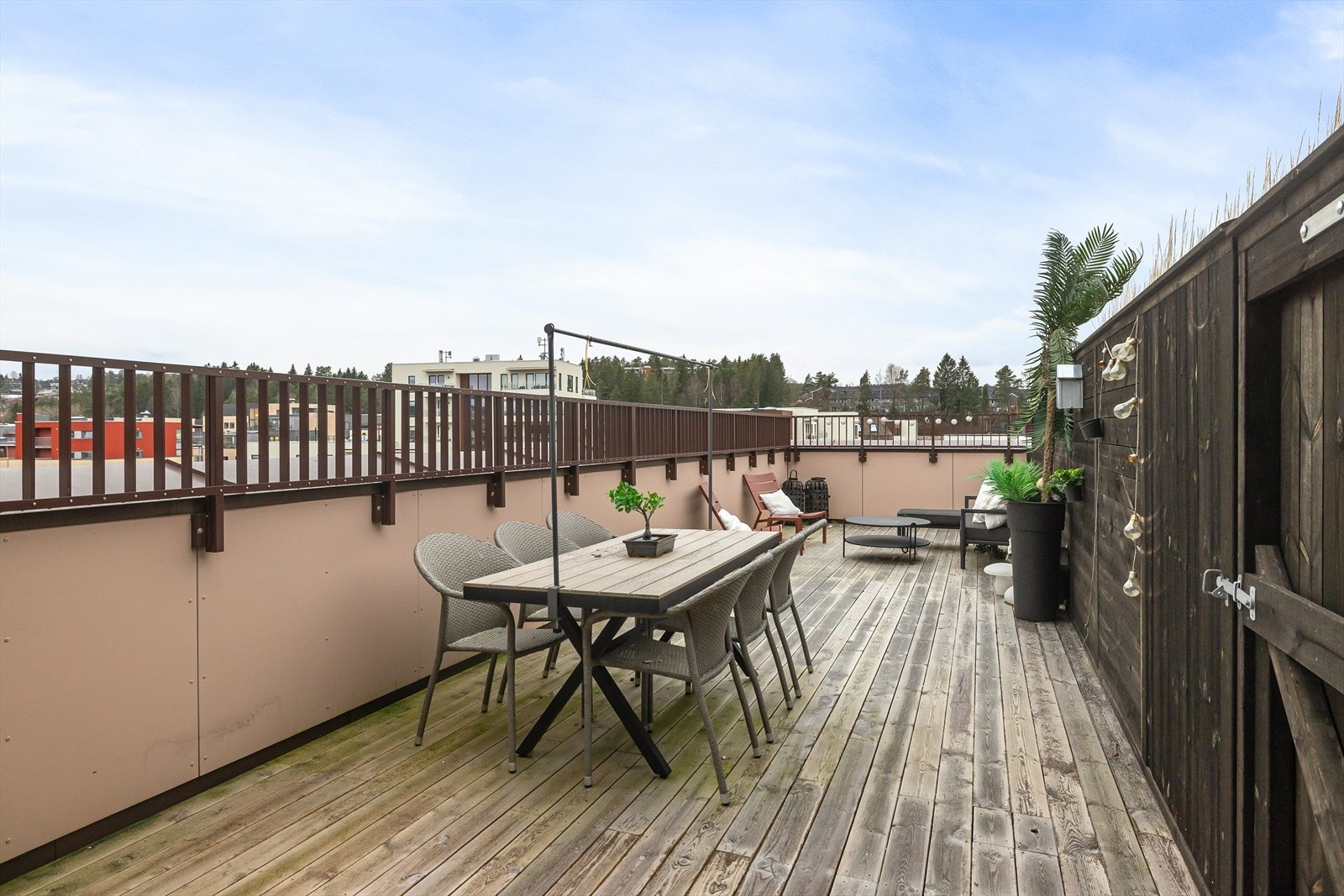 Direkte utgang fra stuen til en egen takterrasse på ca. 36 kvm. Galleribilde