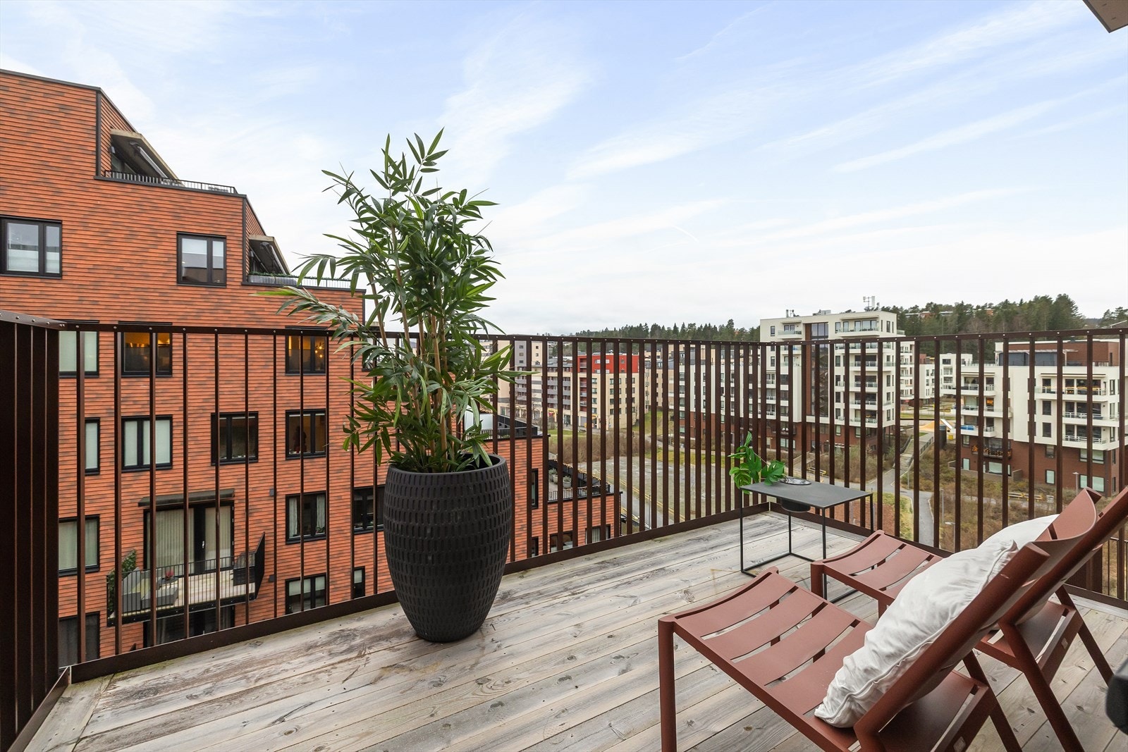 Fra kjøkkendelen har en utgang til en hyggelig balkong på ca. 8,8 kvm. Galleribilde