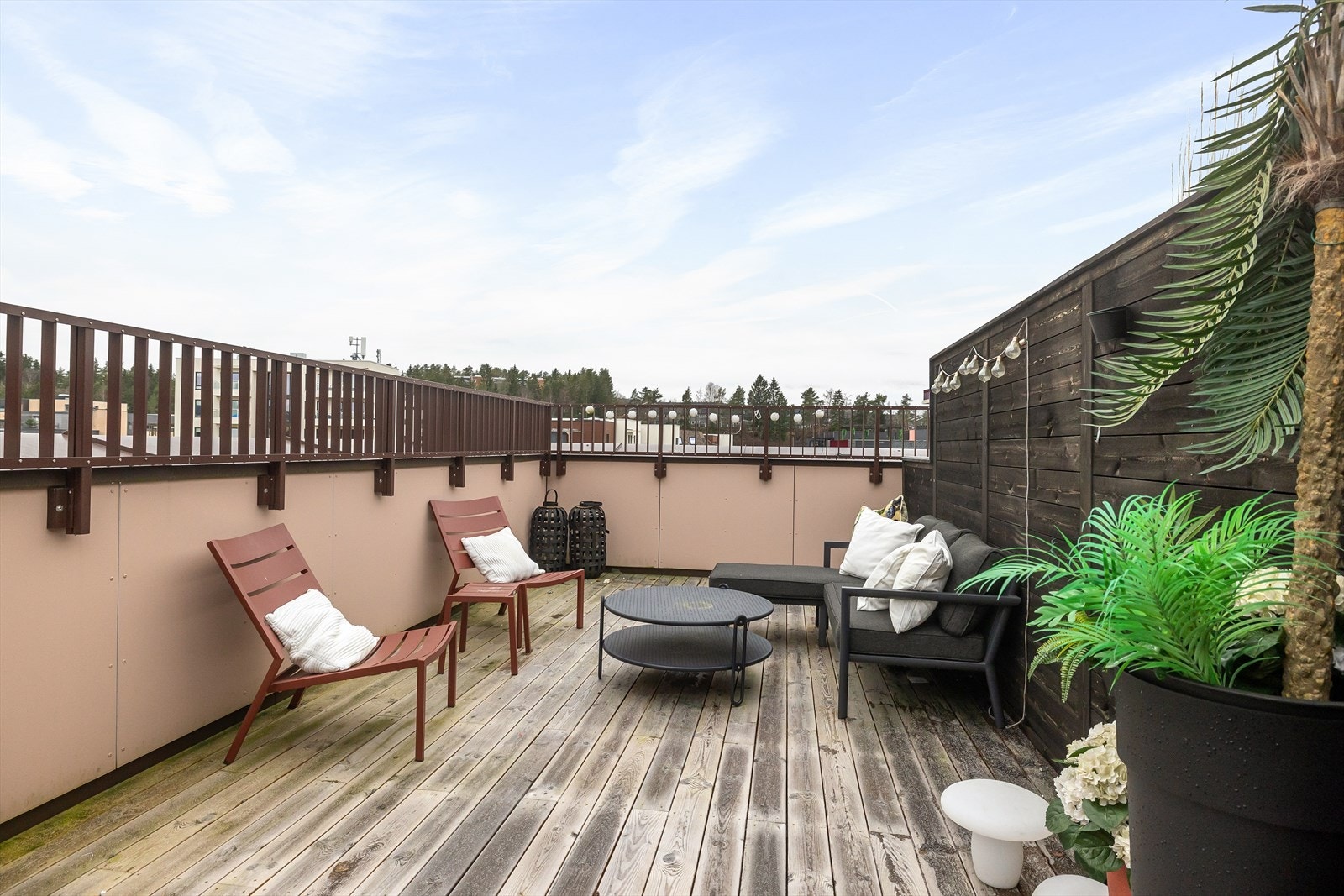 Her har en rikelig med plass til utemøblement i flere soner. Galleribilde