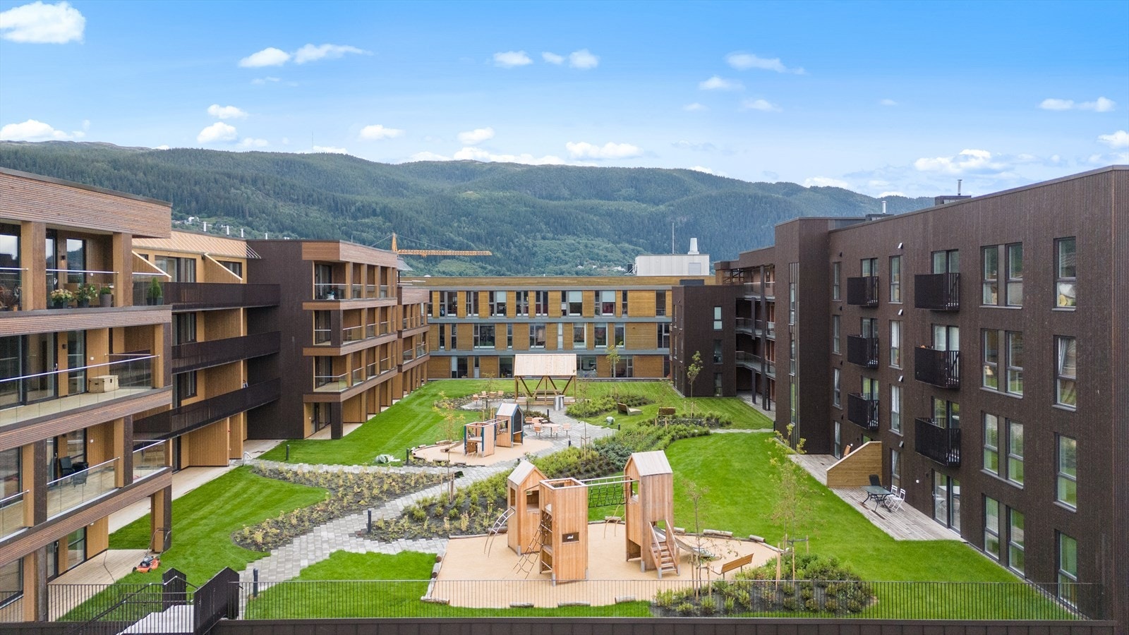 Det går regelmessig bussavganger til og fra Melhus, i tillegg til hyppige avganger med tog. Fra Melhus har du bytakster inn til Trondheim. I tillegg er det kort veg til Coop xtra, flere restauranter, treningssenter, m.m. Galleribilde