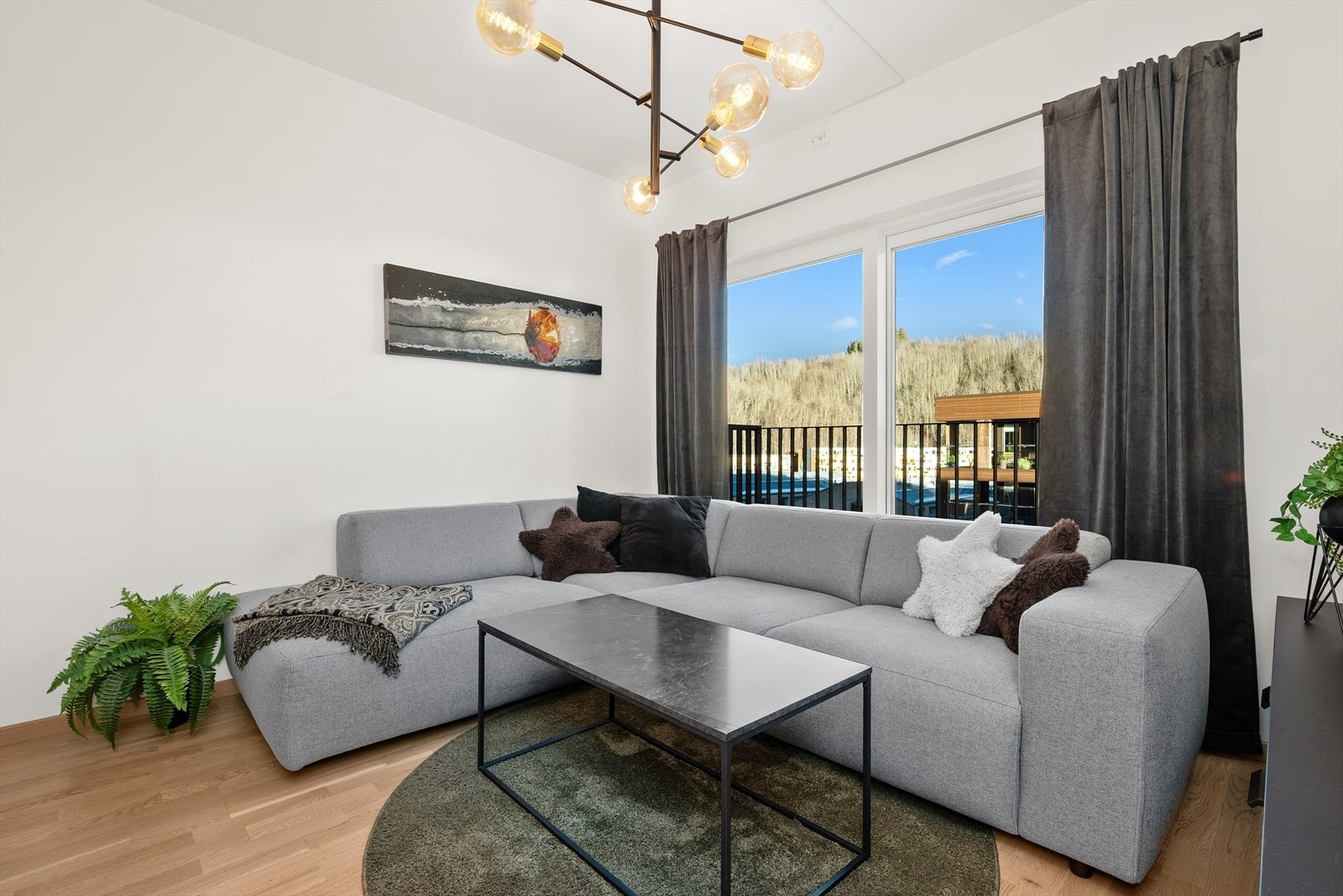 Dette er en arealeffektiv leilighet med et romslig soverom med skyvedørsgarderobe, flislagt bad med opplegg for vaskemaskin, gang og stue/kjøkken med HTH-kjøkken og utgang til fransk balkong. Galleribilde