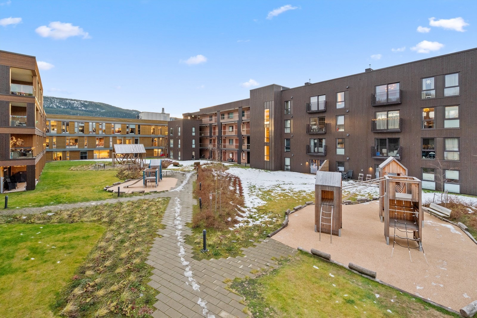 Melhus kan by på et bredt utvalg av servicetilbud: Fra leiligheten i Melhustorget vil du få blant annet dagligvarebutikk som Rema 1000, flere butikker, resturanter, kafèer, kun en heistur i fra. Galleribilde