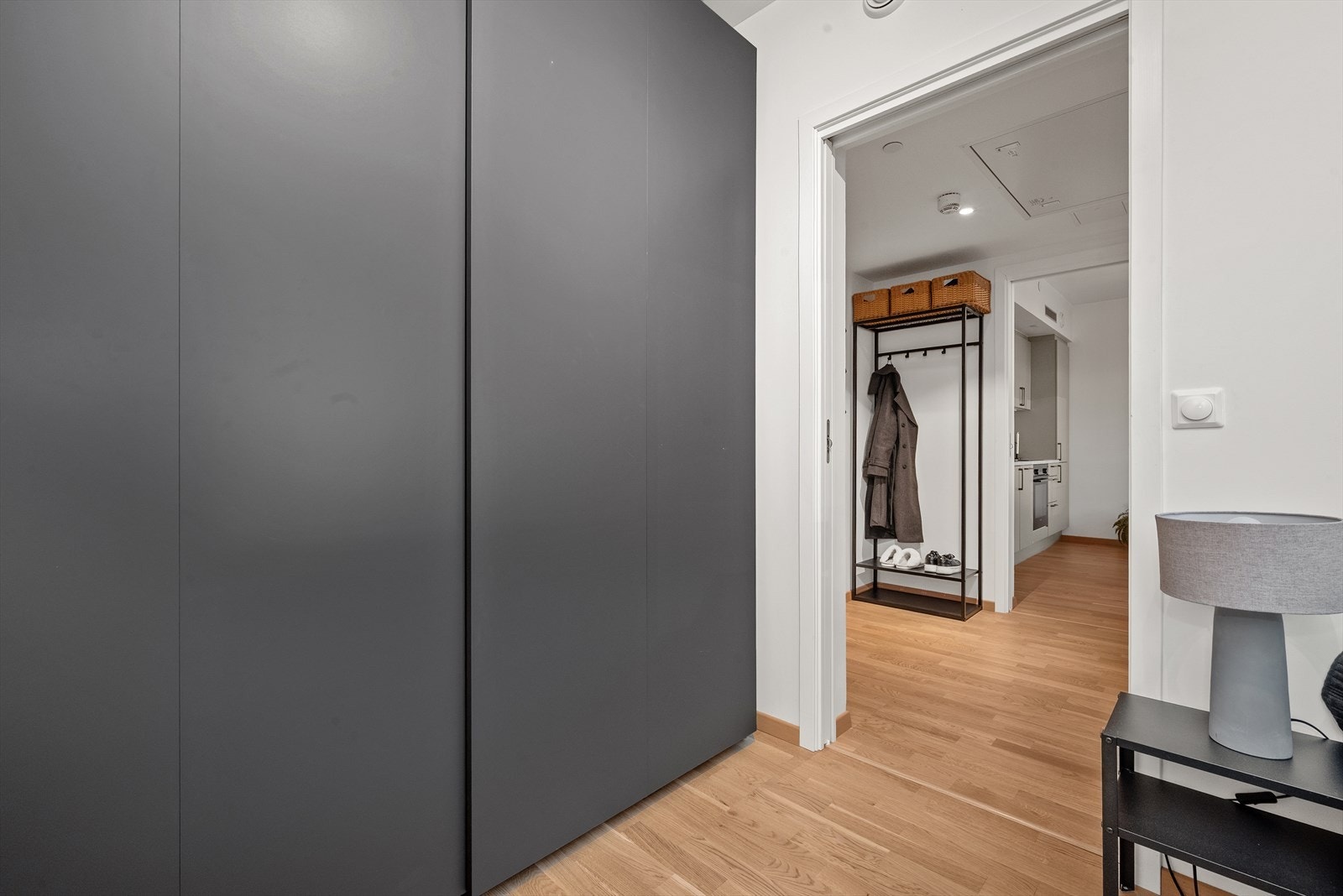 Montert skyvedørsgarderobe på soverom Galleribilde