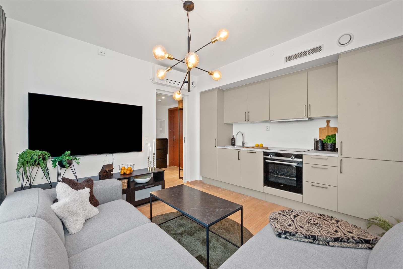 Leiligheten har inkluderte hvitevarer på kjøkkenet. Galleribilde